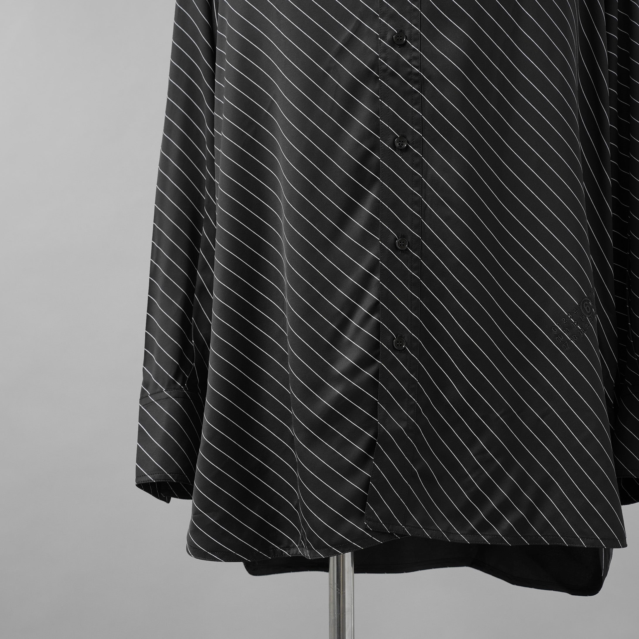 MM6 Maison Margiela エムエムシックス メゾンマルジェラ / 美品 23SS オーバーサイズビスコースシャツ 長袖シャツ/ S52DT0025 S78325 / size XS (BLACK)