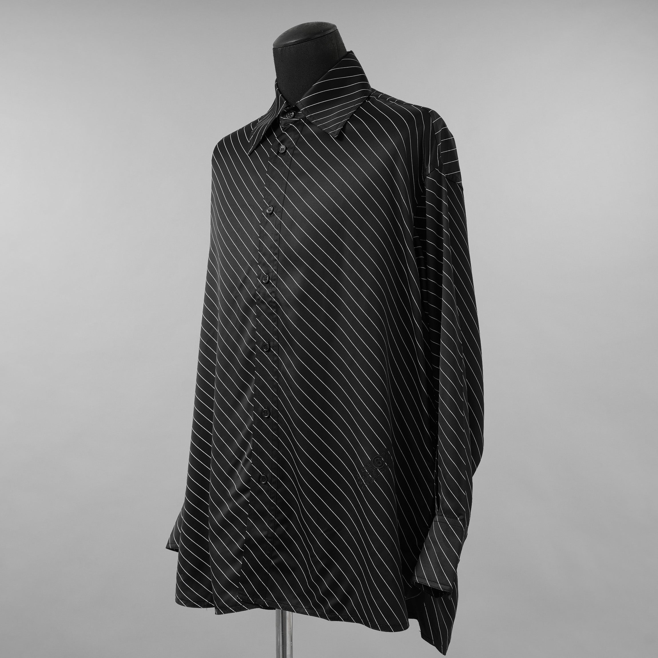 MM6 Maison Margiela エムエムシックス メゾンマルジェラ / 美品 23SS オーバーサイズビスコースシャツ 長袖シャツ/ S52DT0025 S78325 / size XS (BLACK)