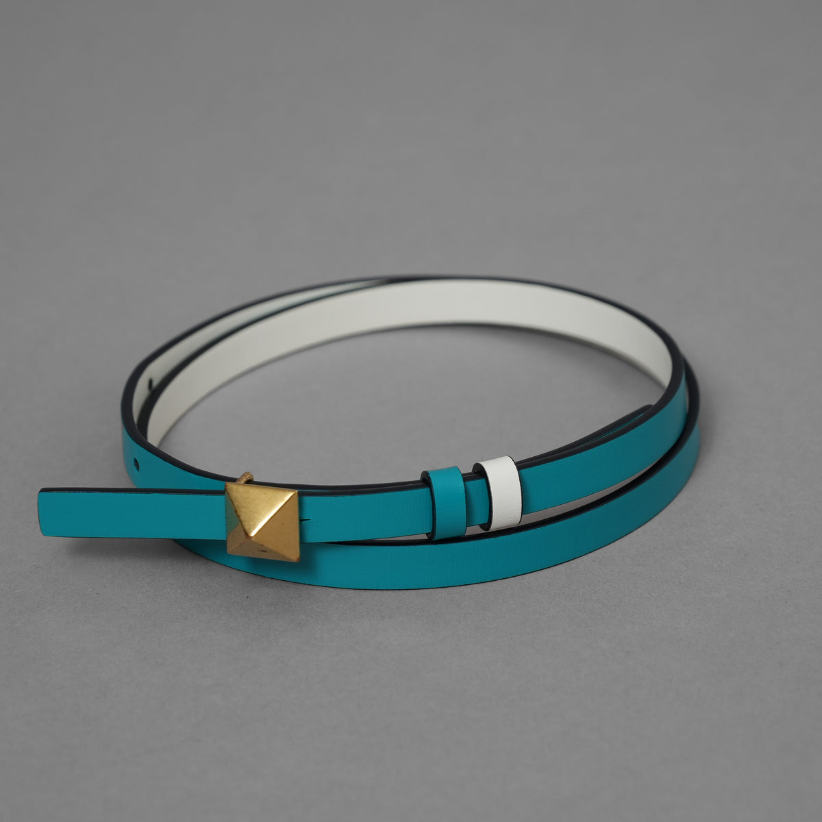 VALENTINO GARAVANI ヴァレンティノ ガラヴァーニ / ワンスタッズ シャイニーカーフスキン リバーシブル ベルト 12mm アクセサリー / 80/32(V) / WHITE × OPAL GRAY レディース 352140-izm