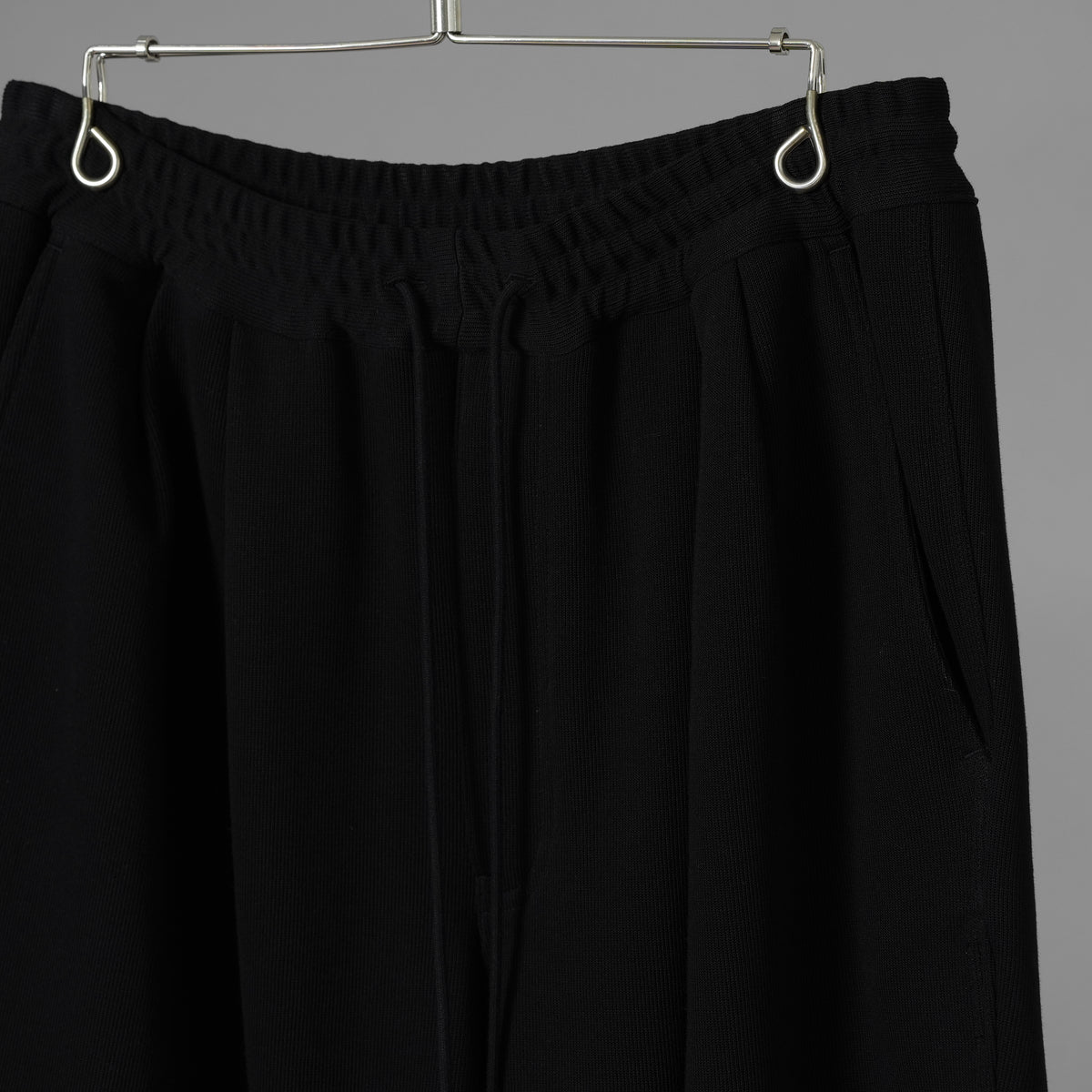 N/07 エヌゼロナナ / 美品 25AW 2TUCKS EASY SHORTS RIBBED CARDBOARD KNIT JERSEY ショートパンツ / L0-PT-011 / size ONE SIZE (BLACK)  352163-uen