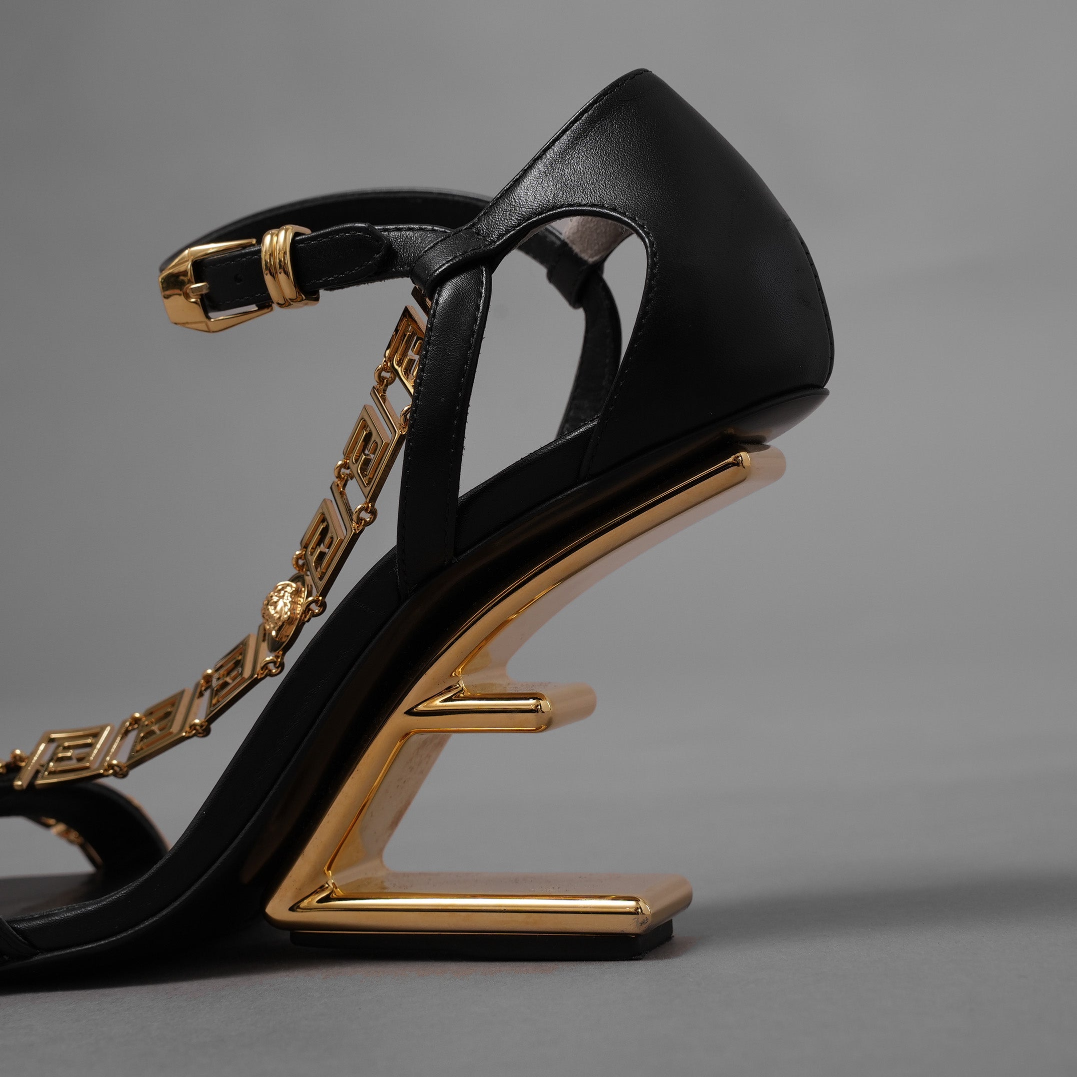 FENDACE フェンダーチェ フェンディ × ヴェルサーチェ コラボ / 22SS First Fendace Medusa レザー ヒールサンダル / size 36 (23cm) BLACK レディース