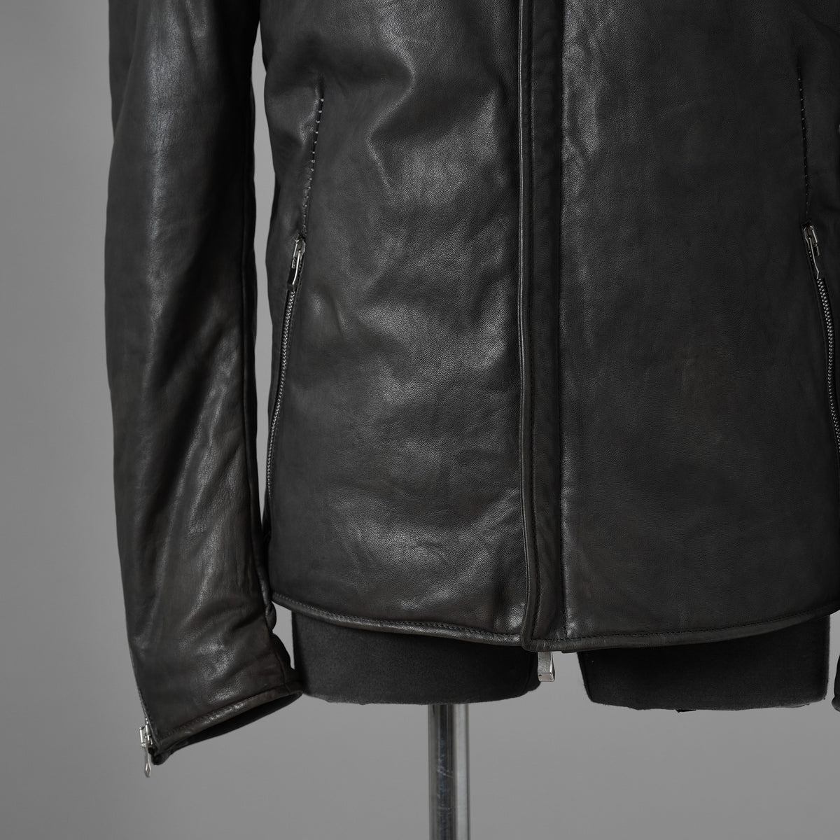 希少 incarnation インカネーション / 20AW 美品 Sheep Object Dyed / Hi Neck "LINED" Spiral Arm Leather Moto Down Jacket  シープレザー オーバーロック ダウン ジャケット / size S (BLACK) 123071-alm
