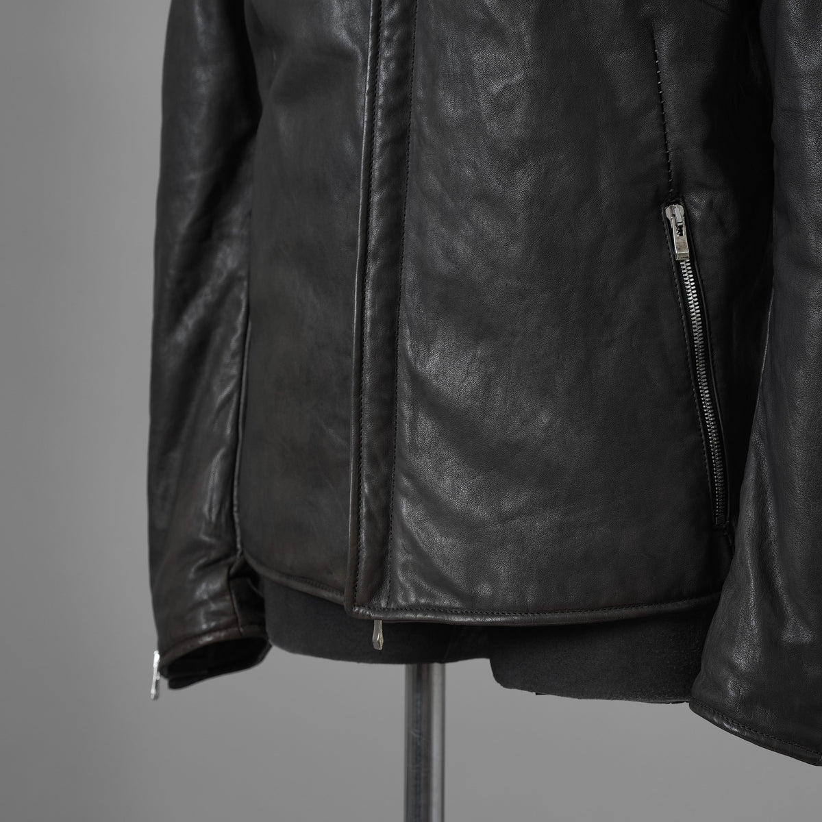 希少 incarnation インカネーション / 20AW 美品 Sheep Object Dyed / Hi Neck "LINED" Spiral Arm Leather Moto Down Jacket  シープレザー オーバーロック ダウン ジャケット / size S (BLACK) 123071-alm