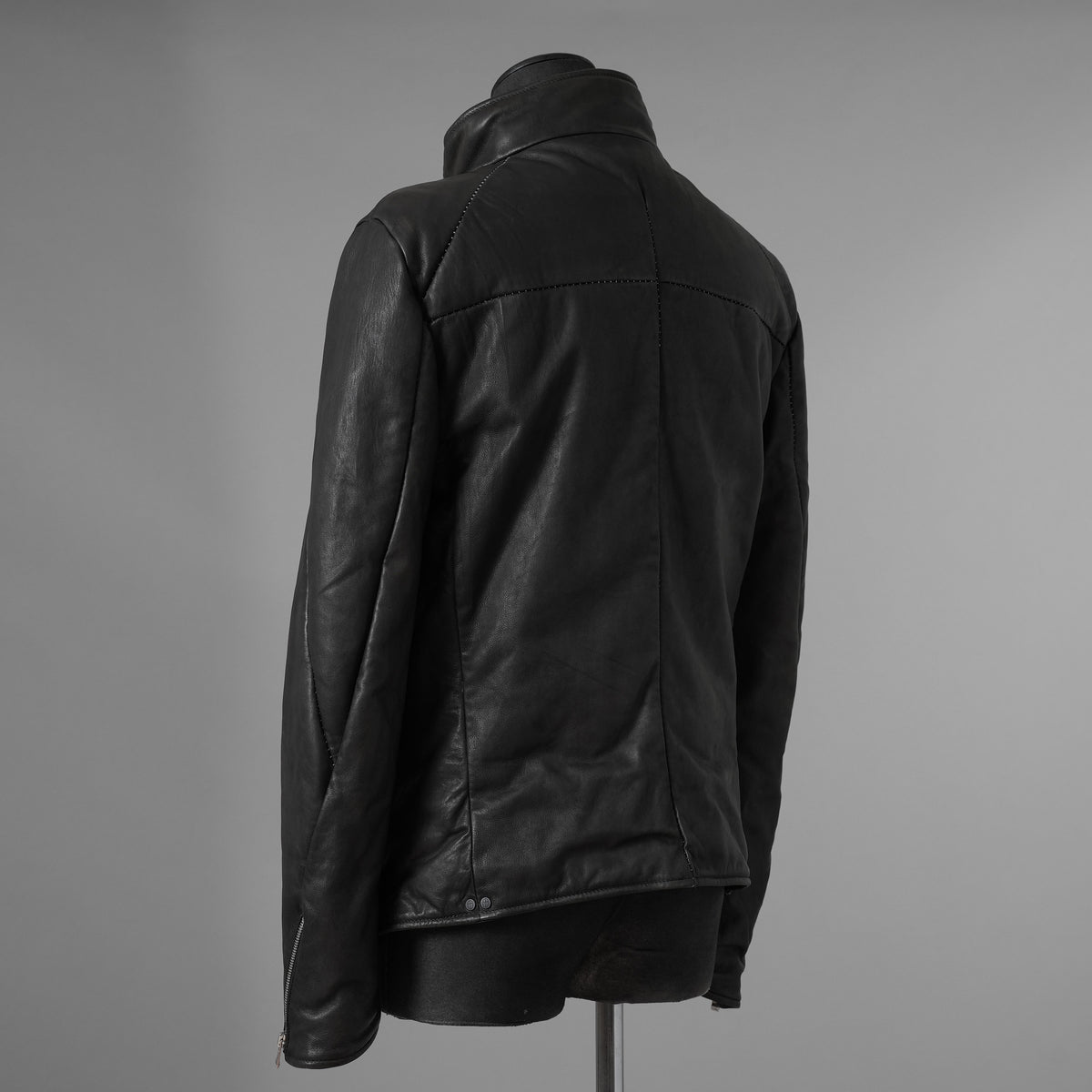 希少 incarnation インカネーション / 20AW 美品 Sheep Object Dyed / Hi Neck "LINED" Spiral Arm Leather Moto Down Jacket  シープレザー オーバーロック ダウン ジャケット / size S (BLACK) 123071-alm