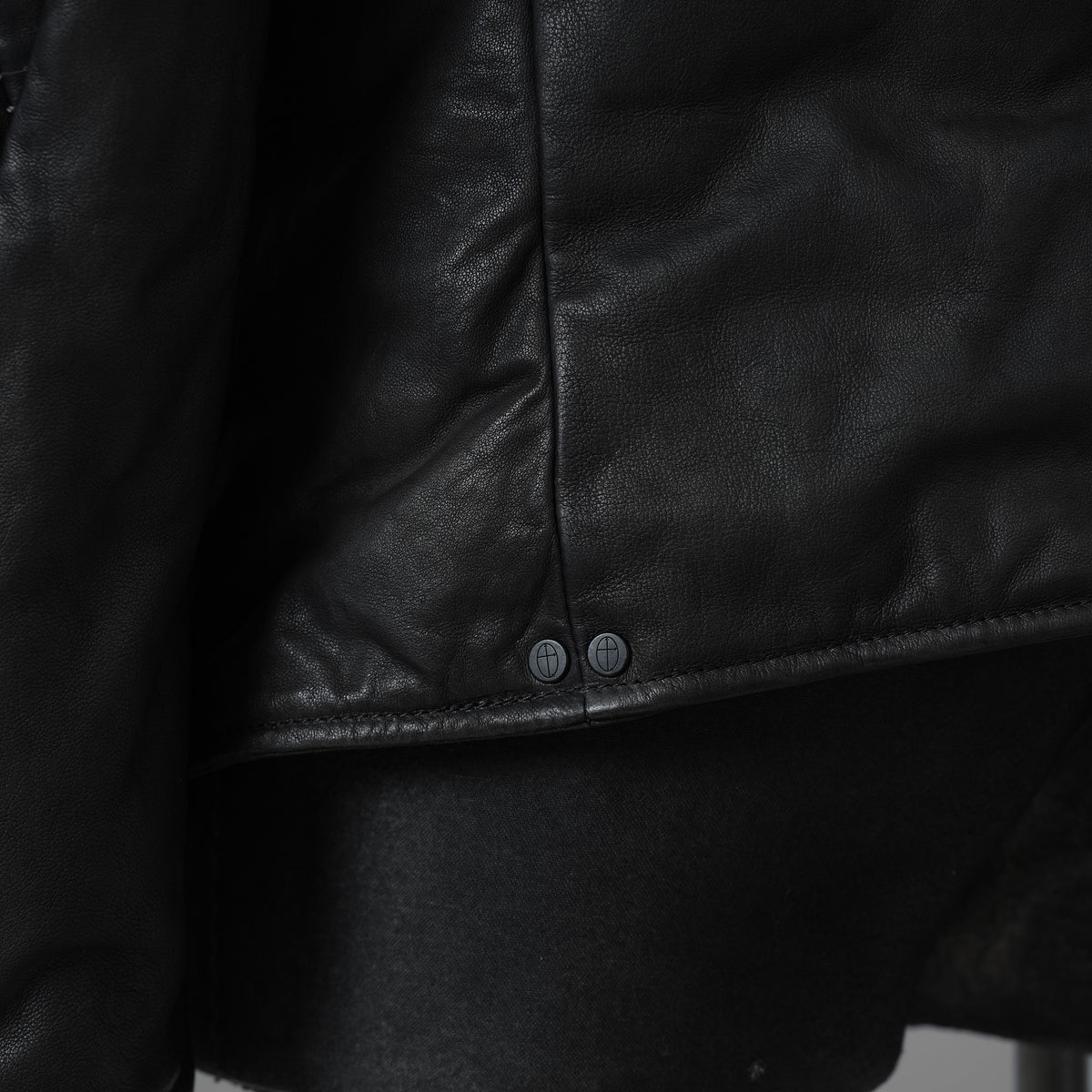 希少 incarnation インカネーション / 20AW 美品 Sheep Object Dyed / Hi Neck "LINED" Spiral Arm Leather Moto Down Jacket  シープレザー オーバーロック ダウン ジャケット / size S (BLACK) 123071-alm