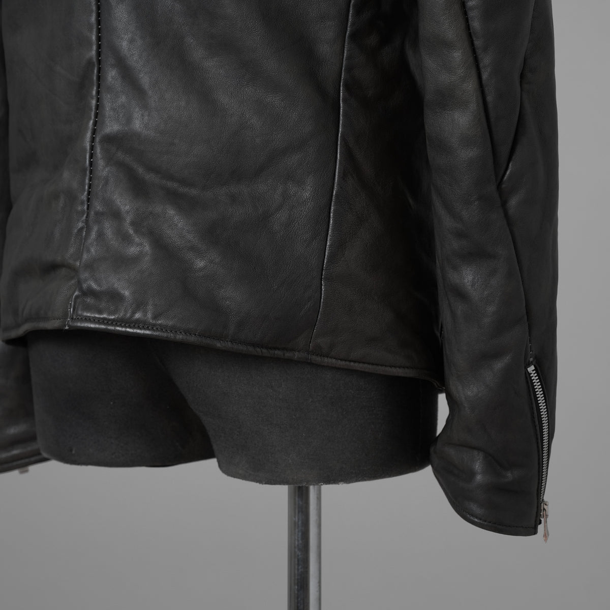 希少 incarnation インカネーション / 20AW 美品 Sheep Object Dyed / Hi Neck "LINED" Spiral Arm Leather Moto Down Jacket  シープレザー オーバーロック ダウン ジャケット / size S (BLACK) 123071-alm