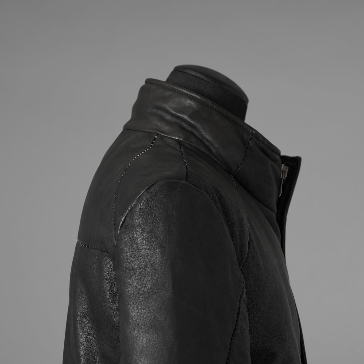 希少 incarnation インカネーション / 20AW 美品 Sheep Object Dyed / Hi Neck "LINED" Spiral Arm Leather Moto Down Jacket  シープレザー オーバーロック ダウン ジャケット / size S (BLACK) 123071-alm