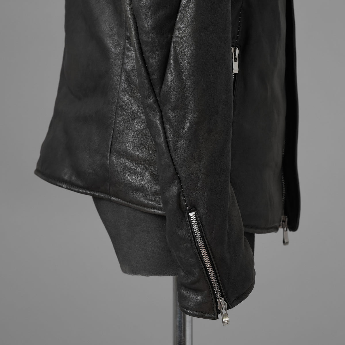 希少 incarnation インカネーション / 20AW 美品 Sheep Object Dyed / Hi Neck "LINED" Spiral Arm Leather Moto Down Jacket  シープレザー オーバーロック ダウン ジャケット / size S (BLACK) 123071-alm