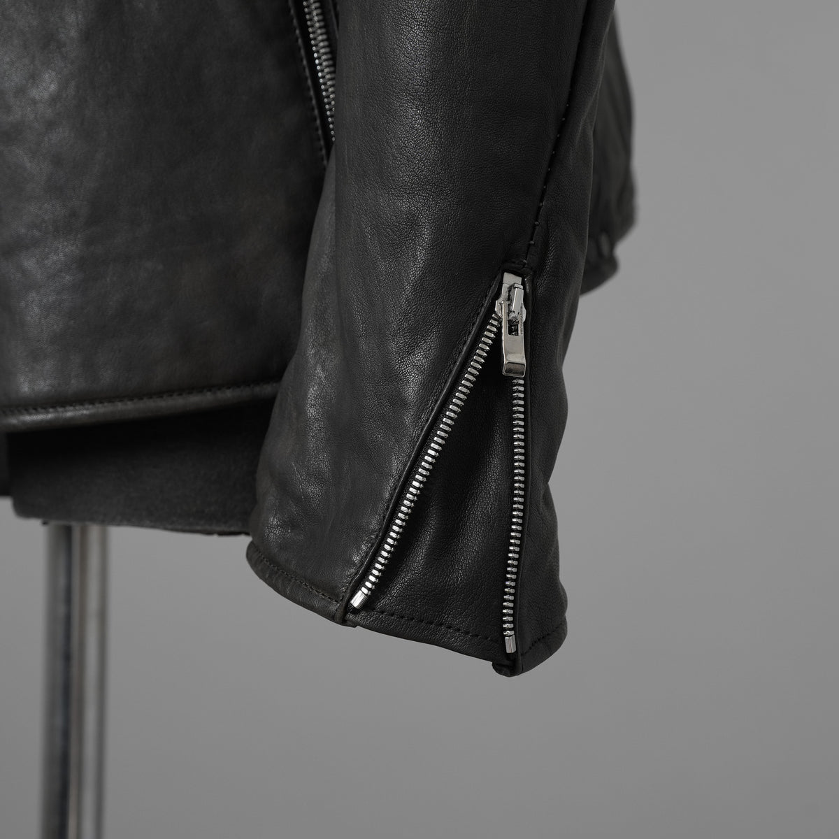 希少 incarnation インカネーション / 20AW 美品 Sheep Object Dyed / Hi Neck "LINED" Spiral Arm Leather Moto Down Jacket  シープレザー オーバーロック ダウン ジャケット / size S (BLACK) 123071-alm