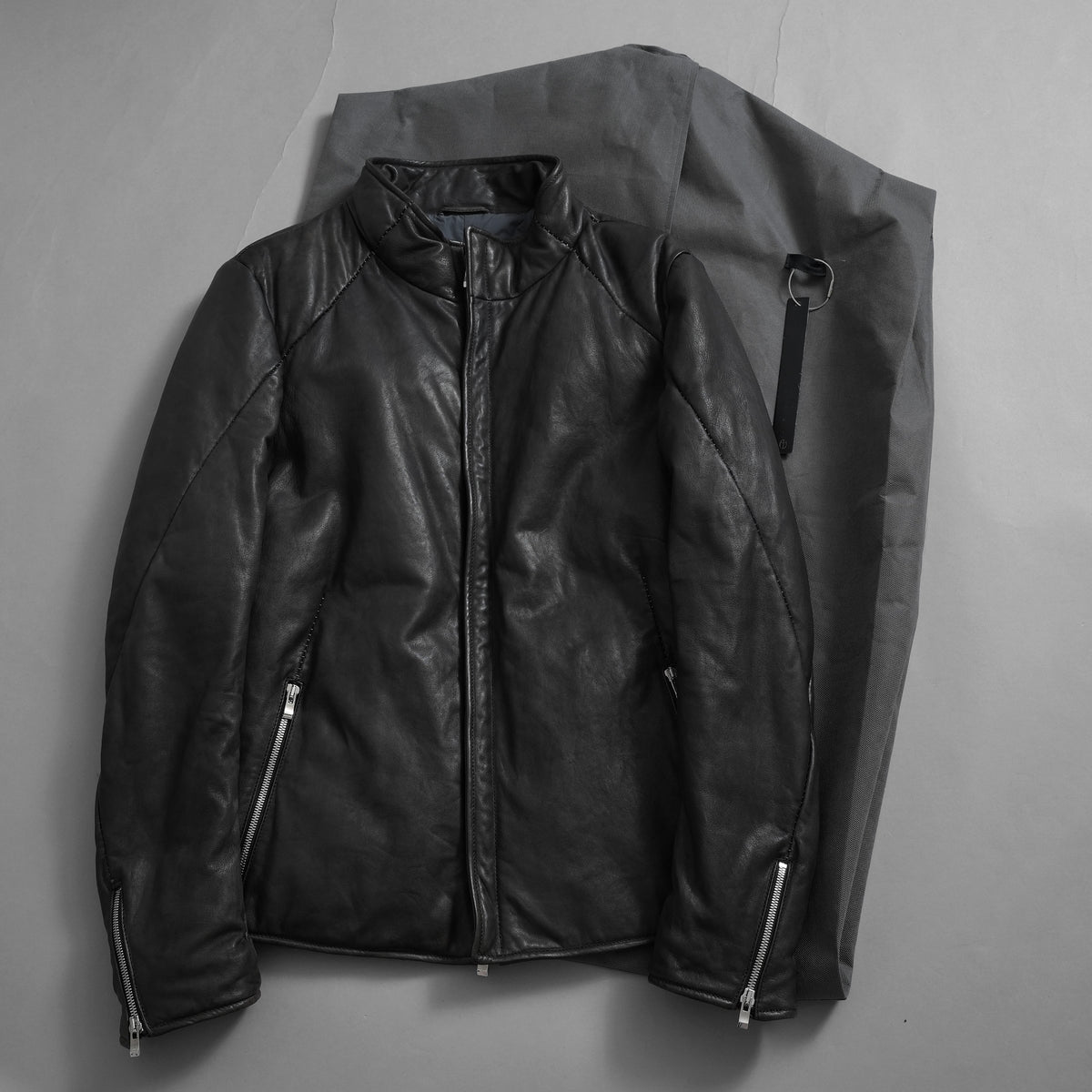 希少 incarnation インカネーション / 20AW 美品 Sheep Object Dyed / Hi Neck "LINED" Spiral Arm Leather Moto Down Jacket  シープレザー オーバーロック ダウン ジャケット / size S (BLACK) 123071-alm