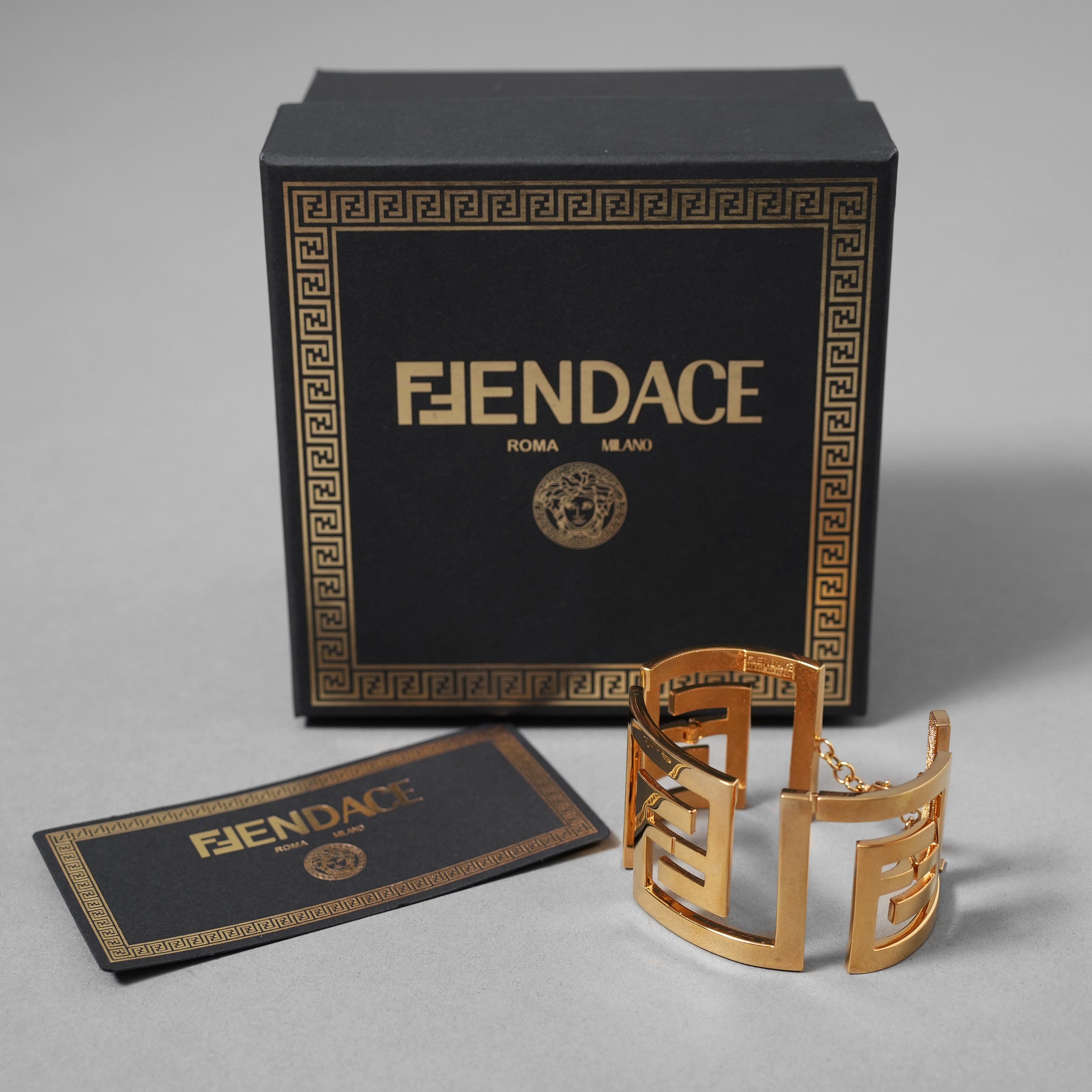 FENDACE フェンダーチェ FENDI x VERSACE コラボ  / 2022年 美品 /  FF ロゴ ブレスレット バングル / 8AH588B08F0CFK / GOLD アクセサリー
