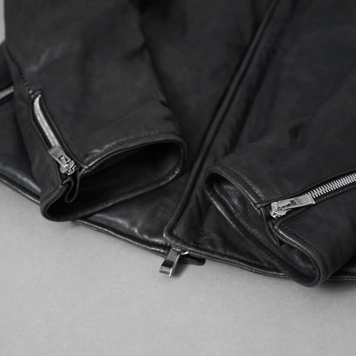 希少 incarnation インカネーション / 20AW 美品 Sheep Object Dyed / Hi Neck "LINED" Spiral Arm Leather Moto Down Jacket  シープレザー オーバーロック ダウン ジャケット / size S (BLACK) 123071-alm