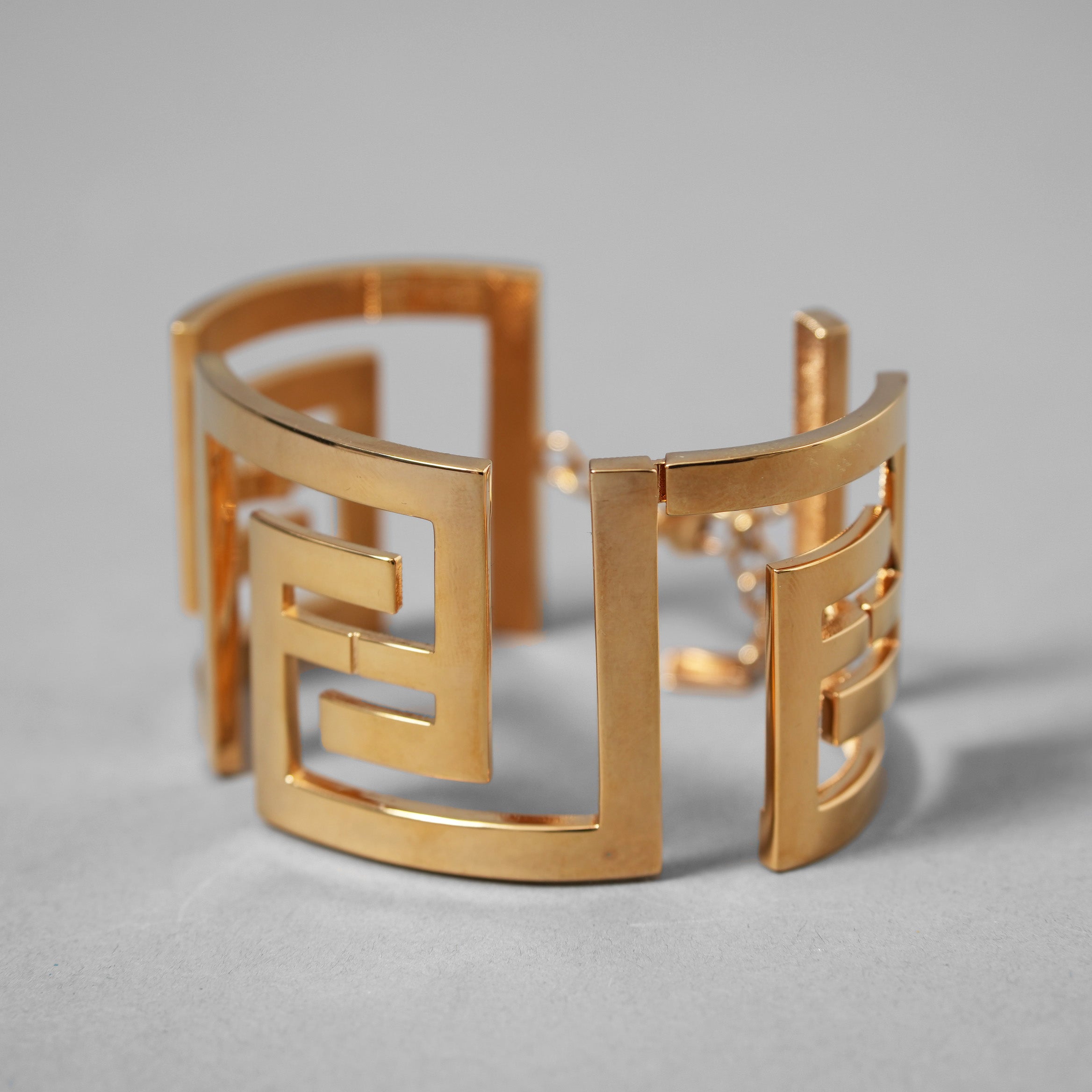 FENDACE フェンダーチェ FENDI x VERSACE コラボ  / 2022年 美品 /  FF ロゴ ブレスレット バングル / 8AH588B08F0CFK / GOLD アクセサリー