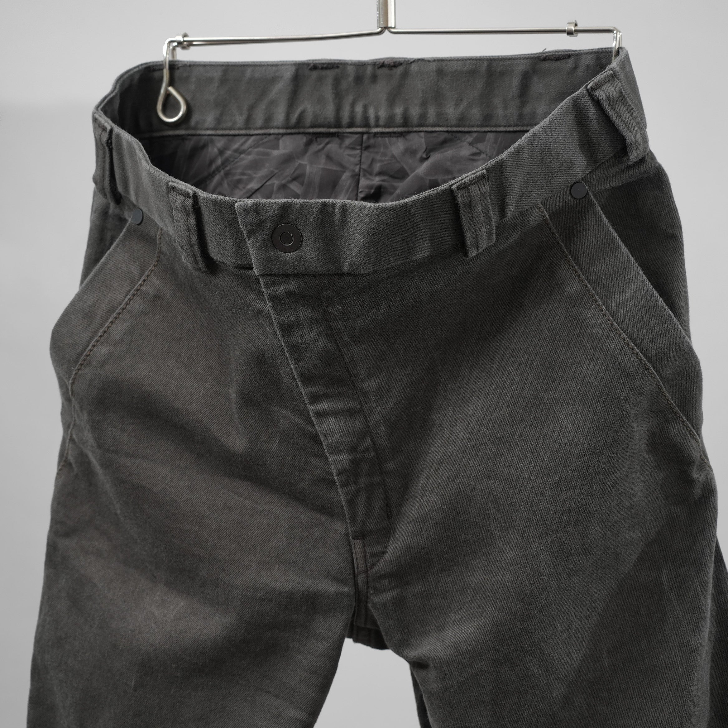 DEVOA デヴォア / 美品 Anatomical Slim Pants アナトミカル スリム パンツ / size 1 (DARK GRAY)