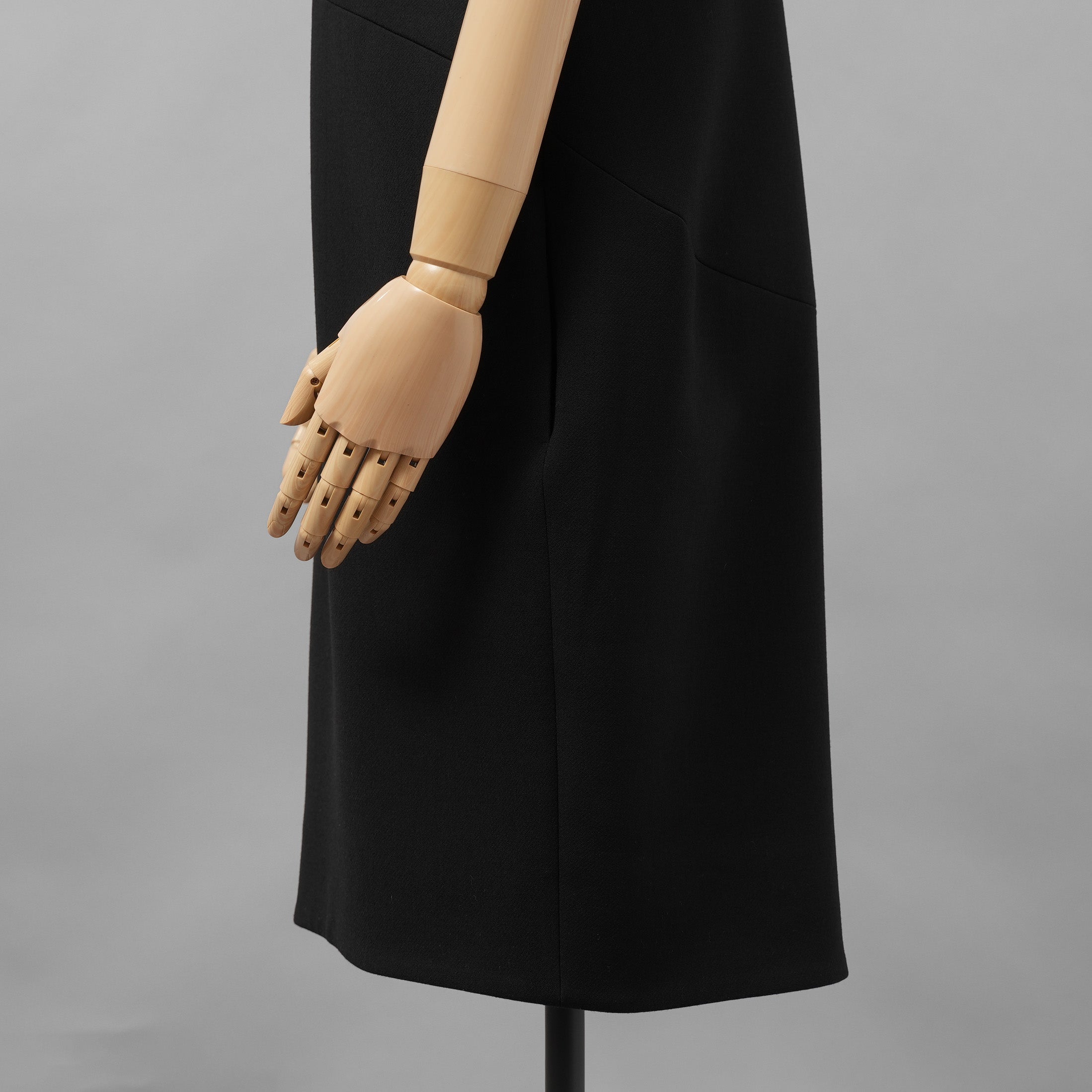 YOKO CHAN ヨーコチャン / 美品 24SS ラッフルスリーブパールスリットラインドレス ワンピース / YCD-124-913 / size 40 (BLACK) レディース