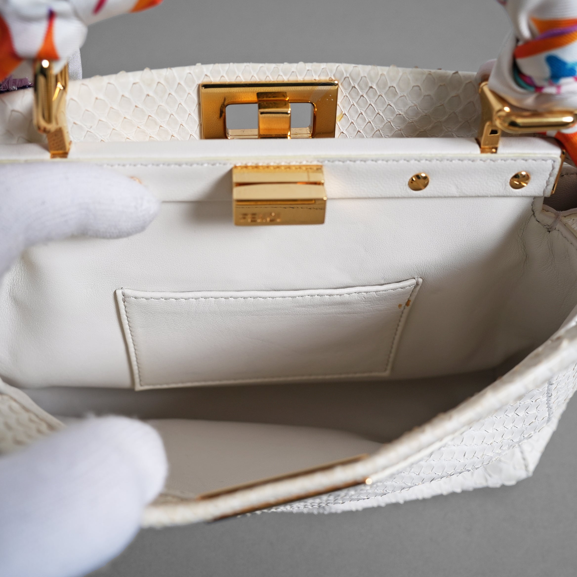 希少 FENDI フェンディ / ピーカーブー ミニ パイソン バッグ / 蛇革 スカーフ付き / WHITE /2WAY  ハンドバッグ ショルダーバッグ