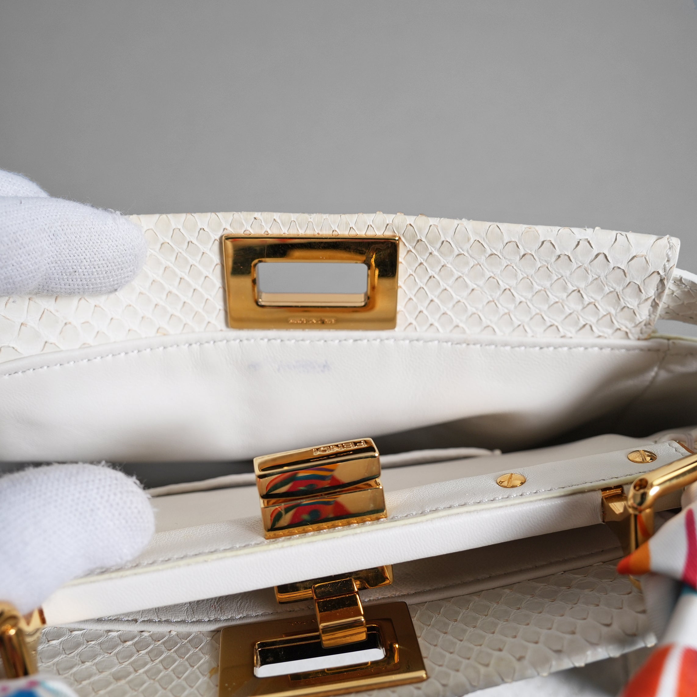 希少 FENDI フェンディ / ピーカーブー ミニ パイソン バッグ / 蛇革 スカーフ付き / WHITE /2WAY  ハンドバッグ ショルダーバッグ
