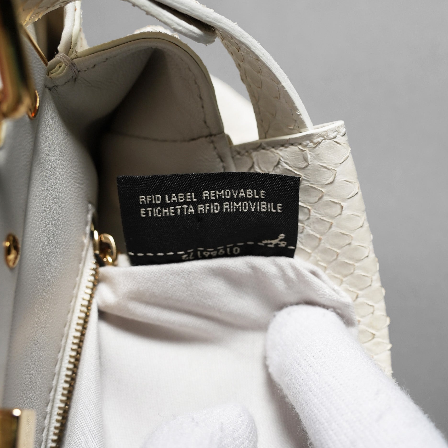 希少 FENDI フェンディ / ピーカーブー ミニ パイソン バッグ / 蛇革 スカーフ付き / WHITE /2WAY  ハンドバッグ ショルダーバッグ