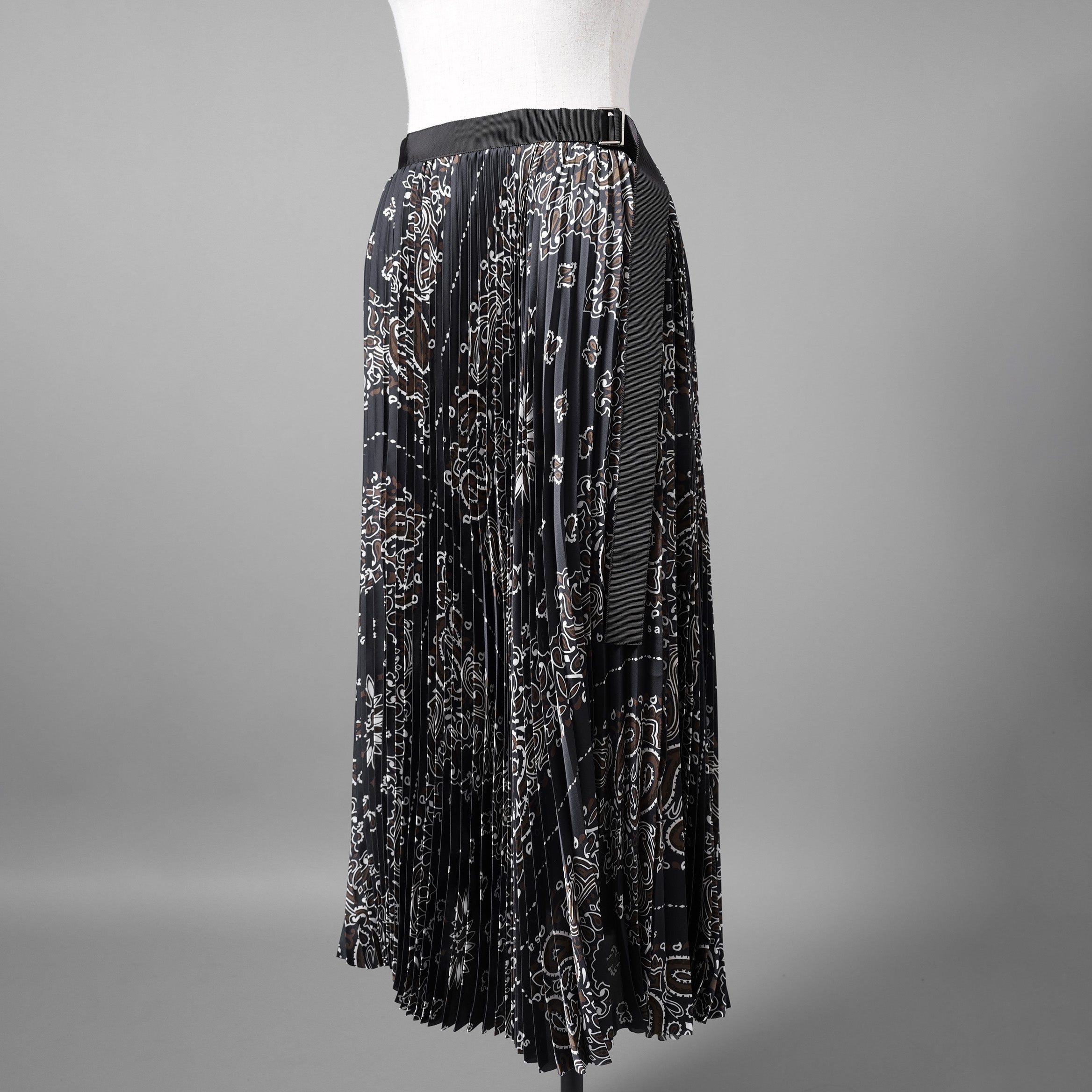 sacaiサカイ / 23SS 美品 Bandana Print Skirt バンダナプリント プリーツ スカート / 23-06801 / size 1 (BLACK) レディース