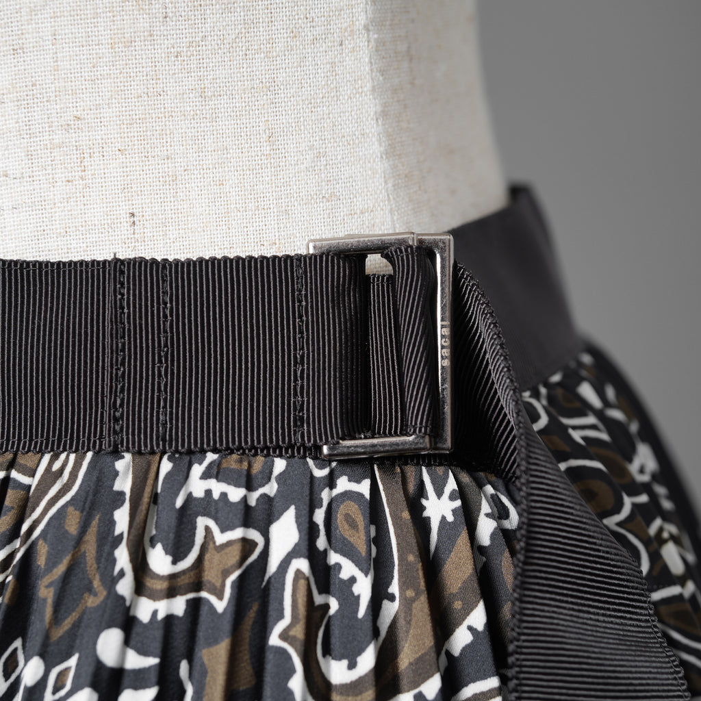 sacaiサカイ / 23SS 美品 Bandana Print Skirt バンダナプリント プリーツ スカート / 23-06801 / size 1 (BLACK) レディース