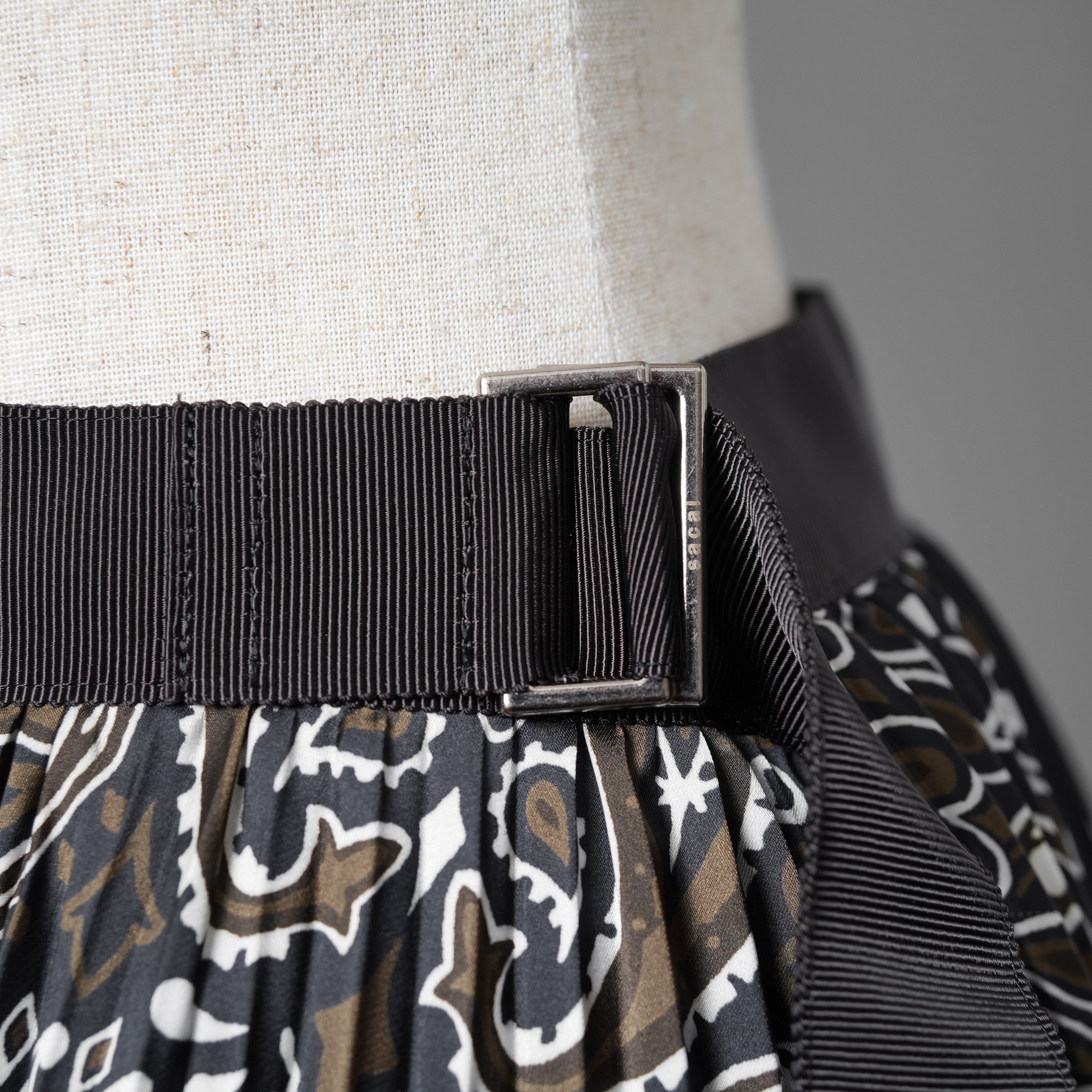 sacaiサカイ / 23SS 美品 Bandana Print Skirt バンダナプリント プリーツ スカート / 23-06801 / size 1 (BLACK) レディース