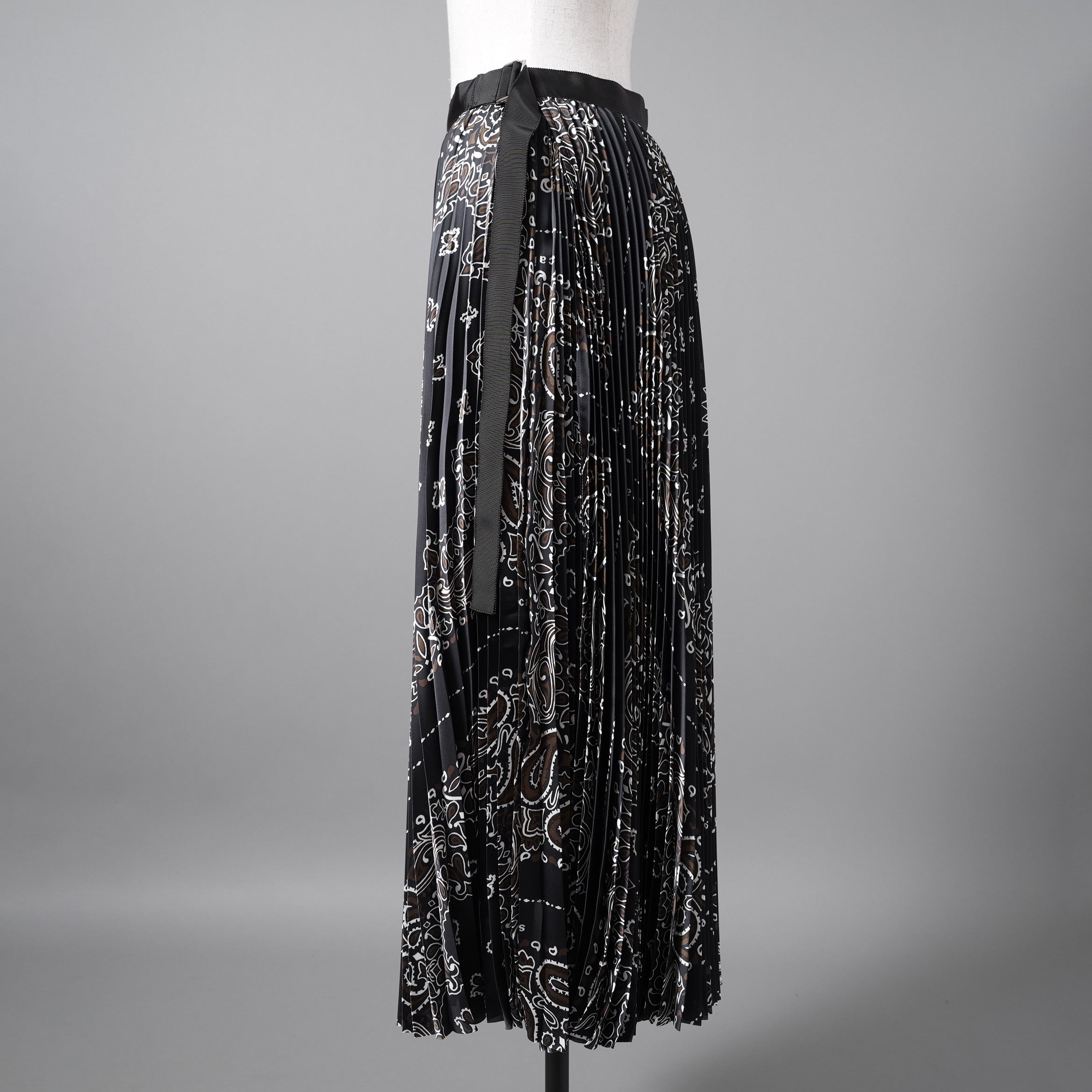 sacaiサカイ / 23SS 美品 Bandana Print Skirt バンダナプリント プリーツ スカート / 23-06801 / size 1 (BLACK) レディース