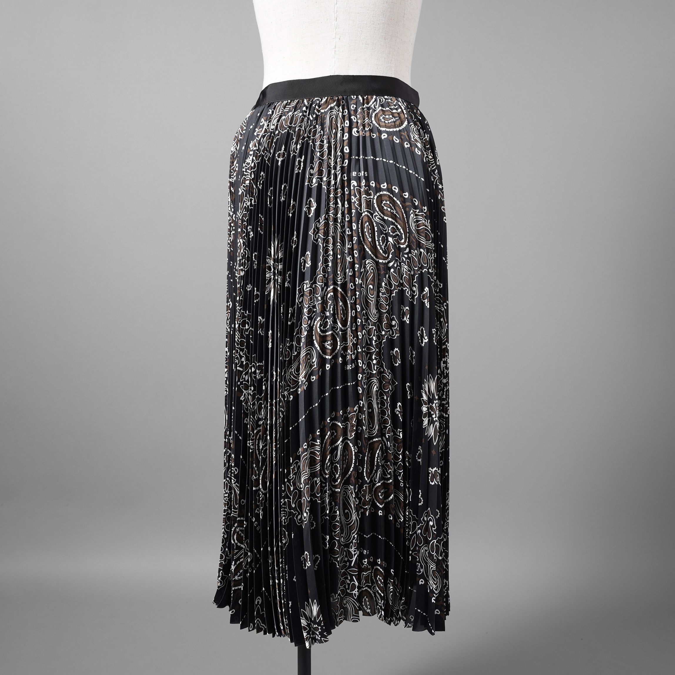 sacaiサカイ / 23SS 美品 Bandana Print Skirt バンダナプリント プリーツ スカート / 23-06801 / size 1 (BLACK) レディース