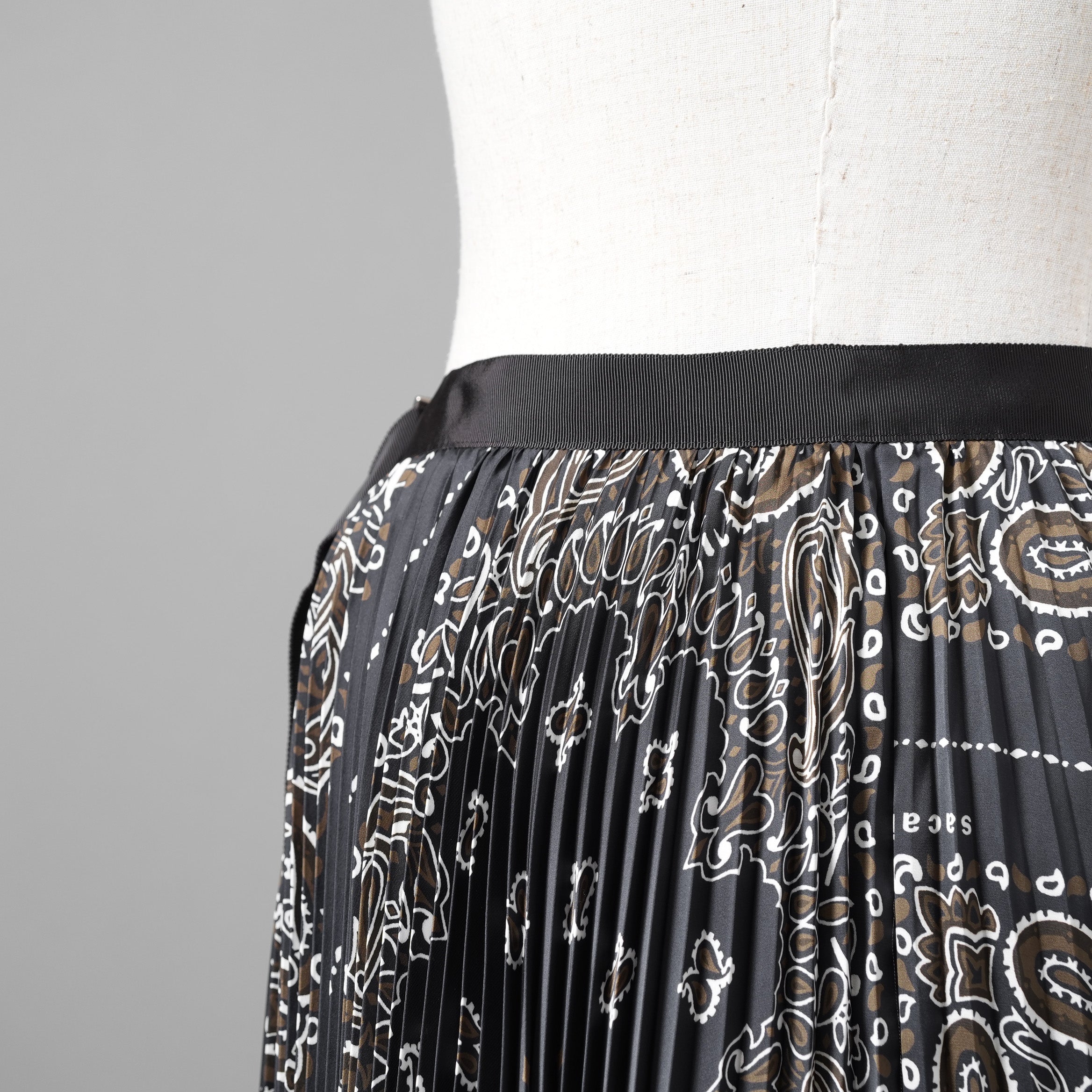 sacaiサカイ / 23SS 美品 Bandana Print Skirt バンダナプリント プリーツ スカート / 23-06801 / size 1 (BLACK) レディース