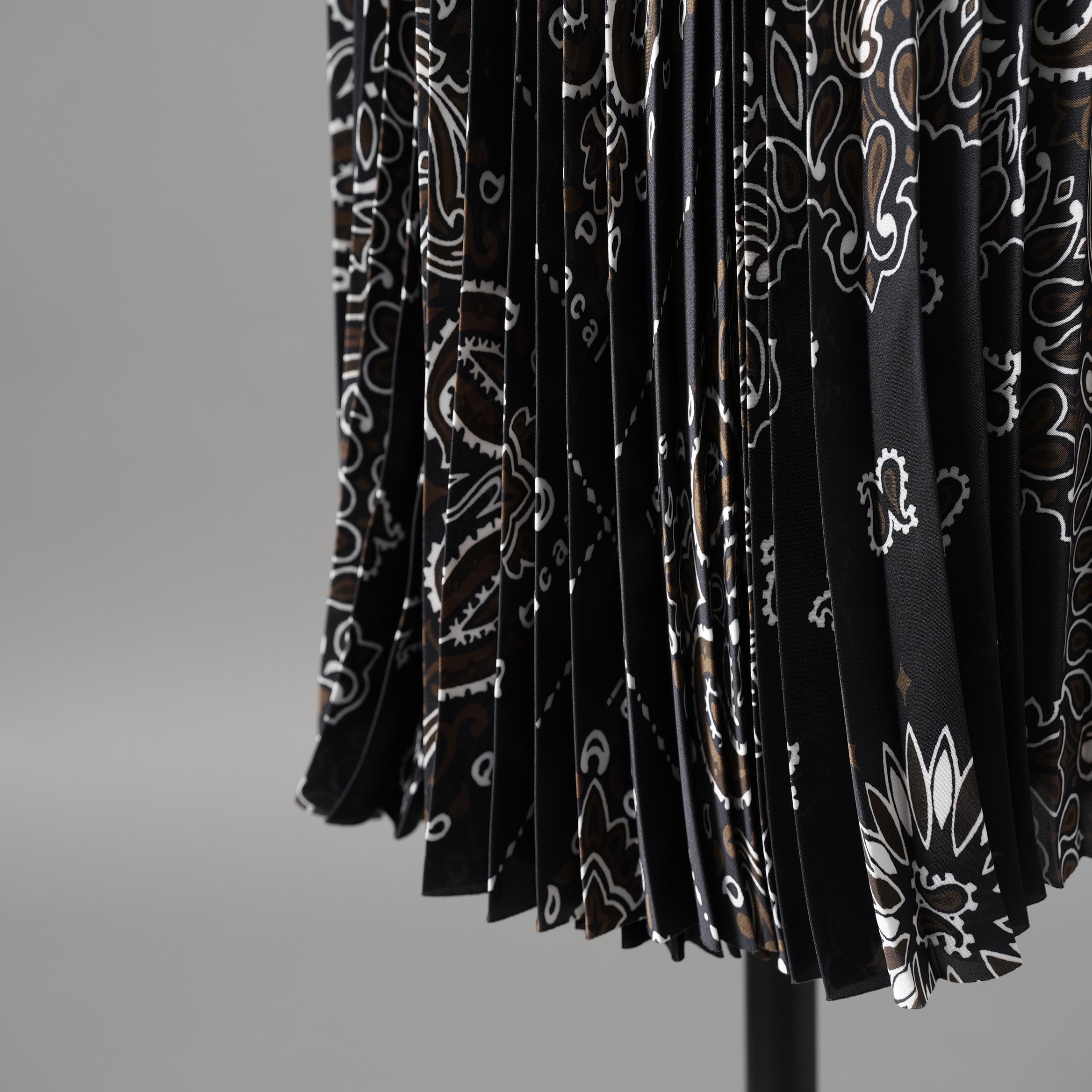 sacaiサカイ / 23SS 美品 Bandana Print Skirt バンダナプリント プリーツ スカート / 23-06801 / size 1 (BLACK) レディース