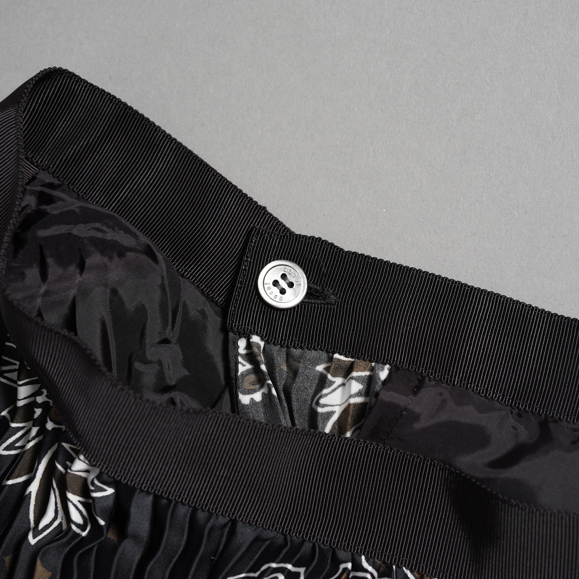 sacaiサカイ / 23SS 美品 Bandana Print Skirt バンダナプリント プリーツ スカート / 23-06801 / size 1 (BLACK) レディース