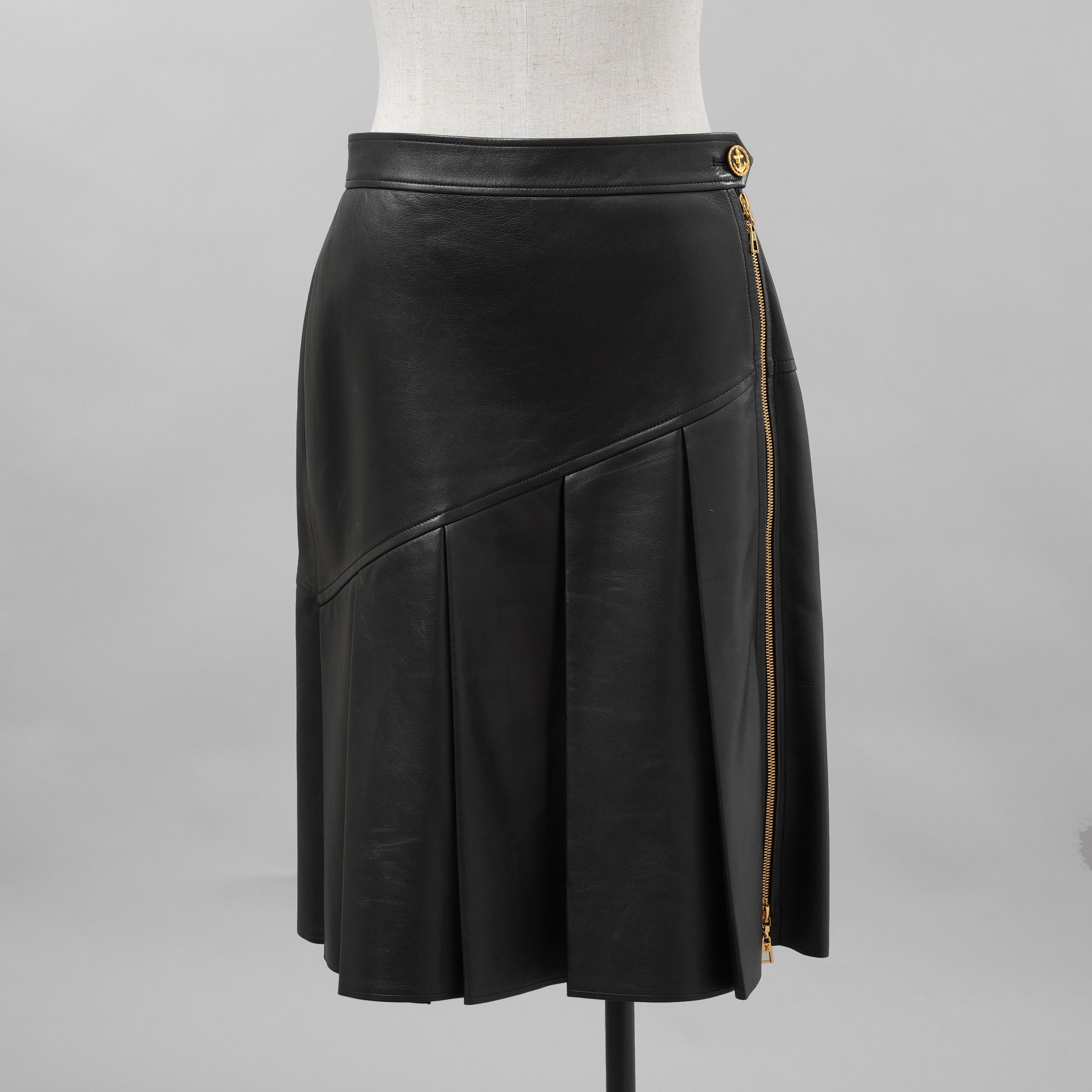 希少 LOUIS VUITTON ルイヴィトン / 美品 21AW ラムスキン アシンメトリー レザー プリーツ スカート / 1A91Y5 / size 38 (BLACK) レディース