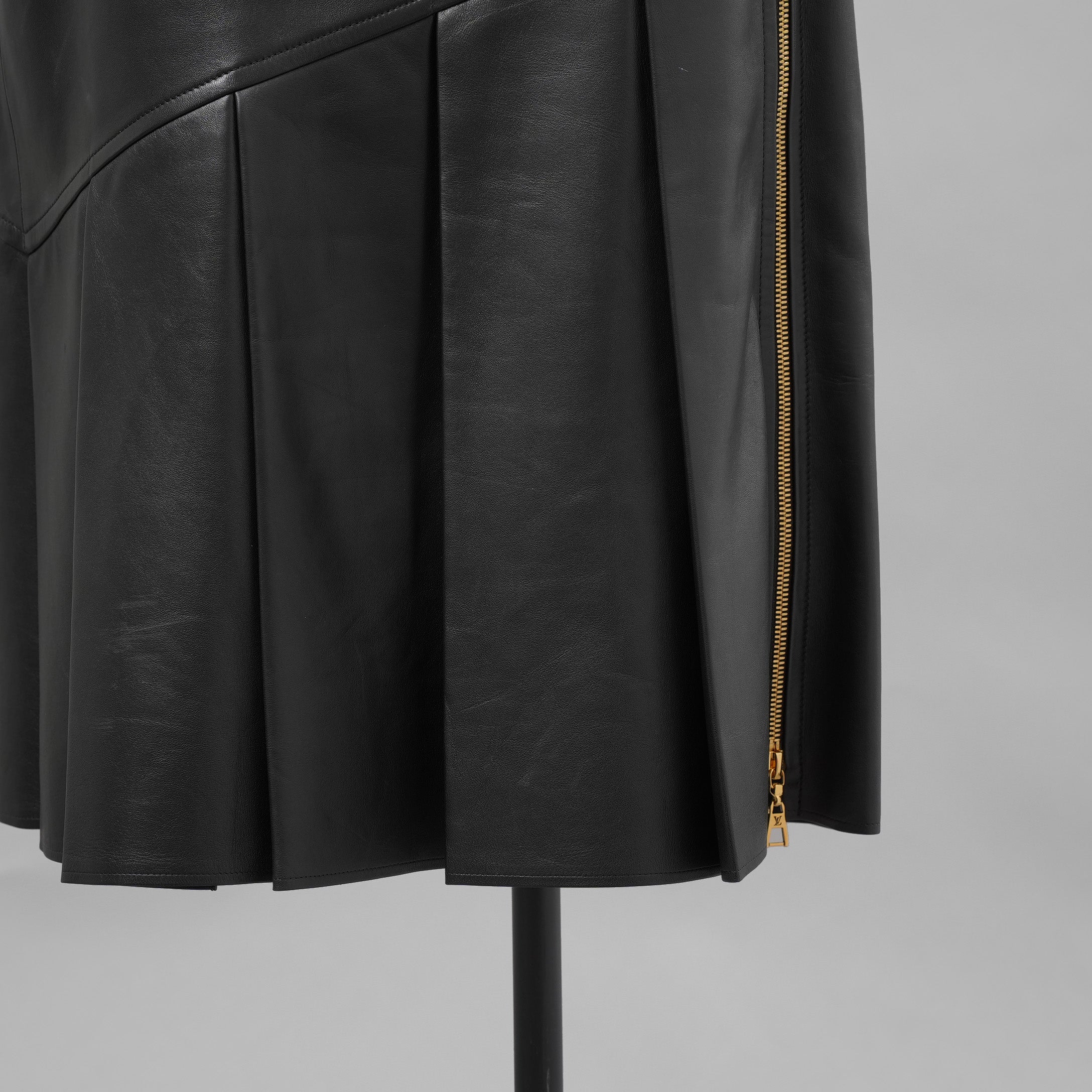希少 LOUIS VUITTON ルイヴィトン / 美品 21AW ラムスキン アシンメトリー レザー プリーツ スカート / 1A91Y5 / size 38 (BLACK) レディース