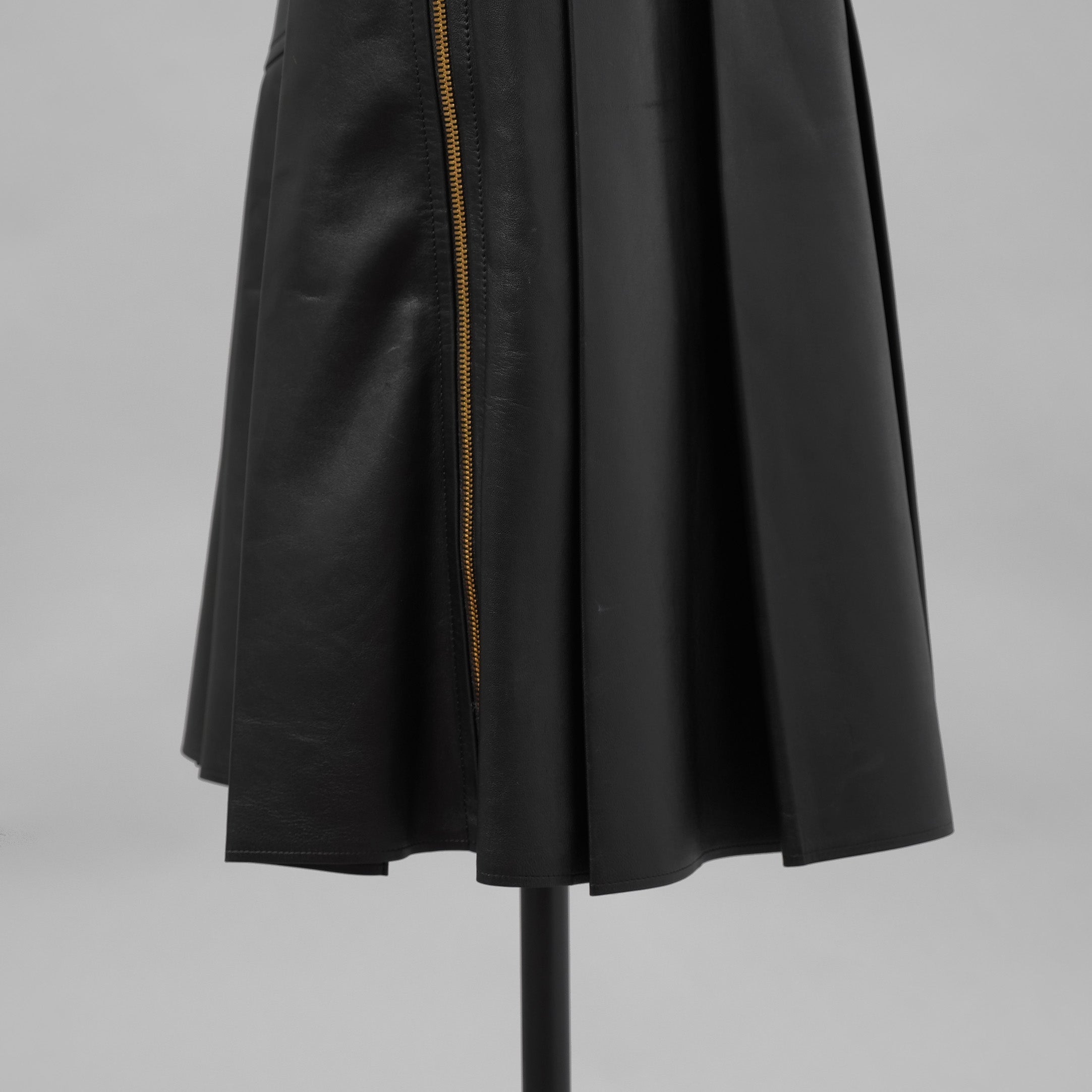 希少 LOUIS VUITTON ルイヴィトン / 美品 21AW ラムスキン アシンメトリー レザー プリーツ スカート / 1A91Y5 / size 38 (BLACK) レディース