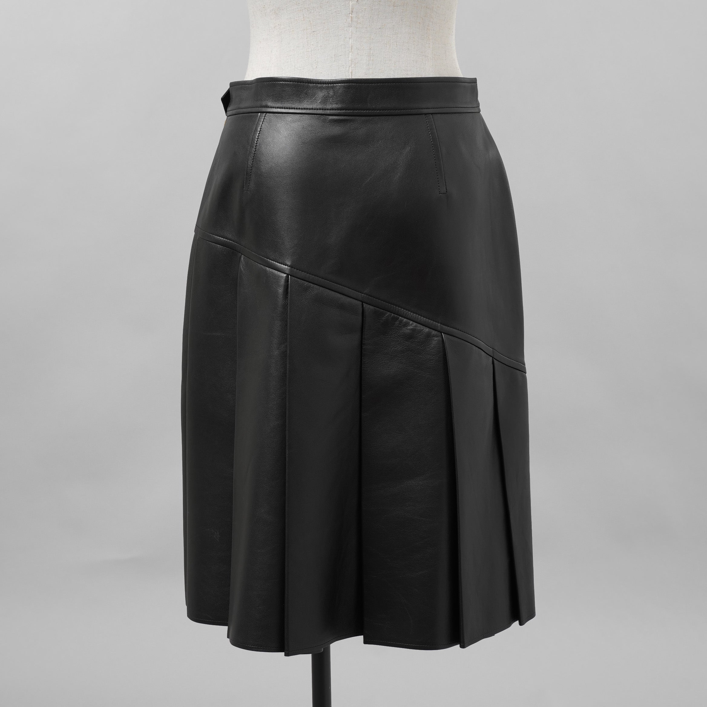 希少 LOUIS VUITTON ルイヴィトン / 美品 21AW ラムスキン アシンメトリー レザー プリーツ スカート / 1A91Y5 / size 38 (BLACK) レディース