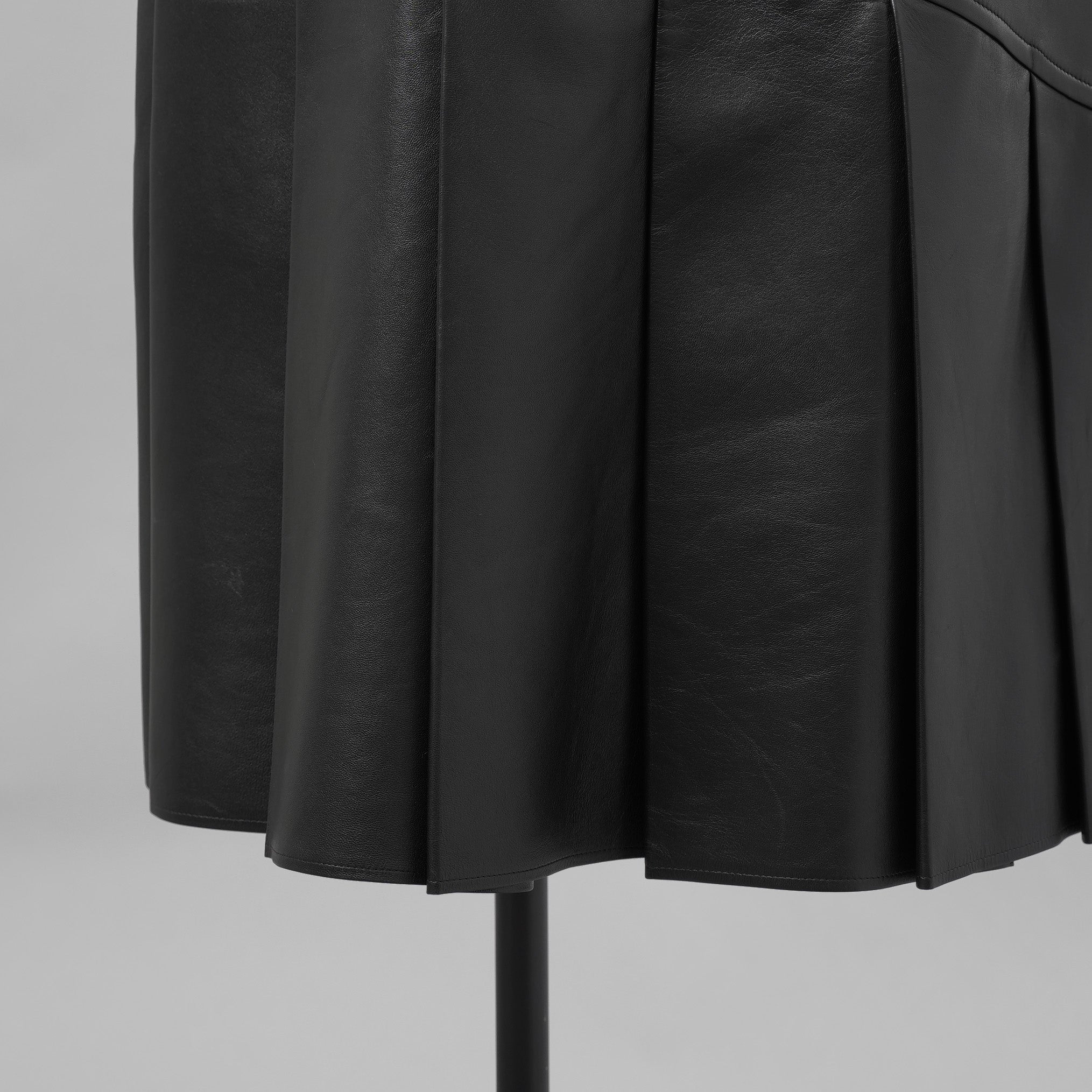 希少 LOUIS VUITTON ルイヴィトン / 美品 21AW ラムスキン アシンメトリー レザー プリーツ スカート / 1A91Y5 / size 38 (BLACK) レディース
