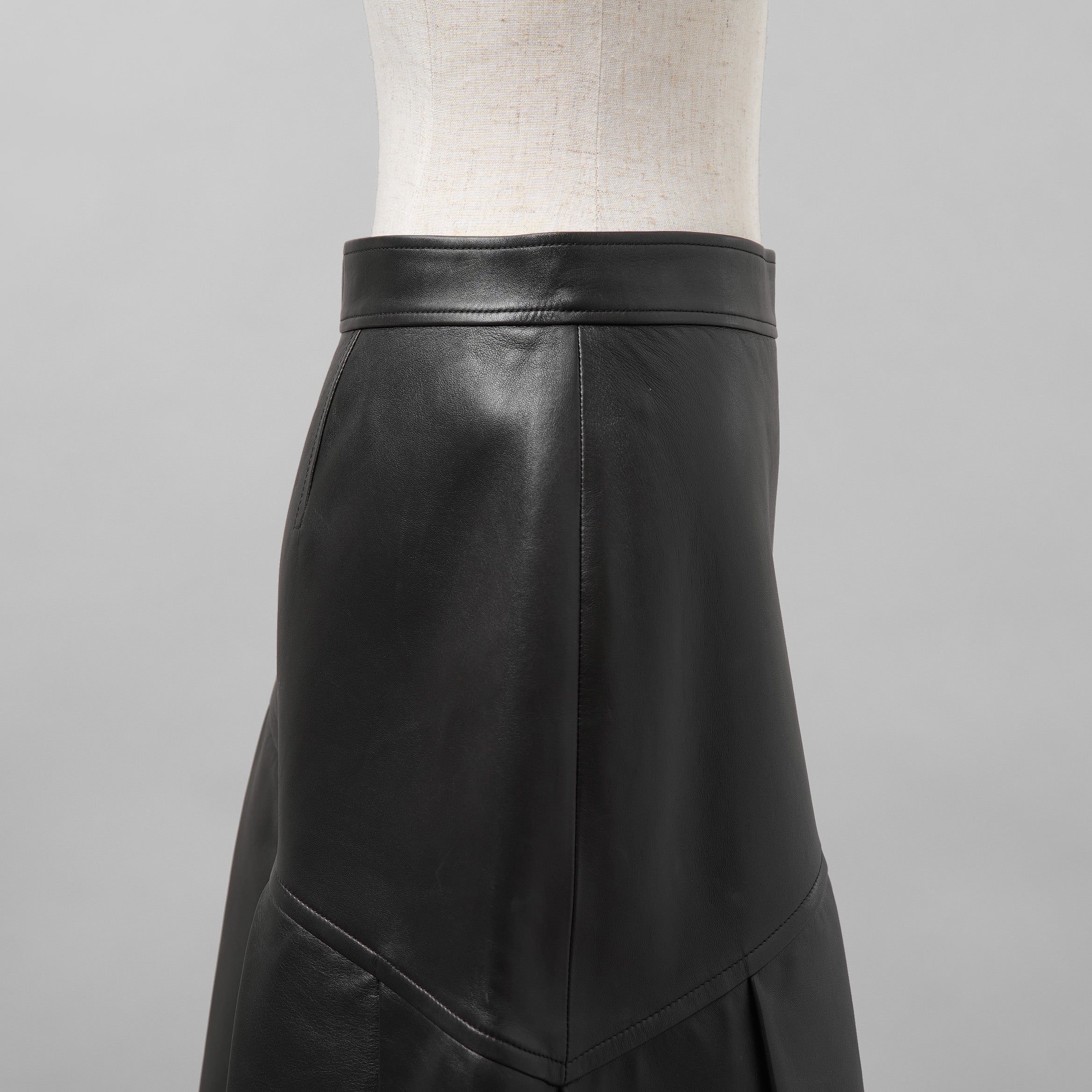 希少 LOUIS VUITTON ルイヴィトン / 美品 21AW ラムスキン アシンメトリー レザー プリーツ スカート / 1A91Y5 / size 38 (BLACK) レディース