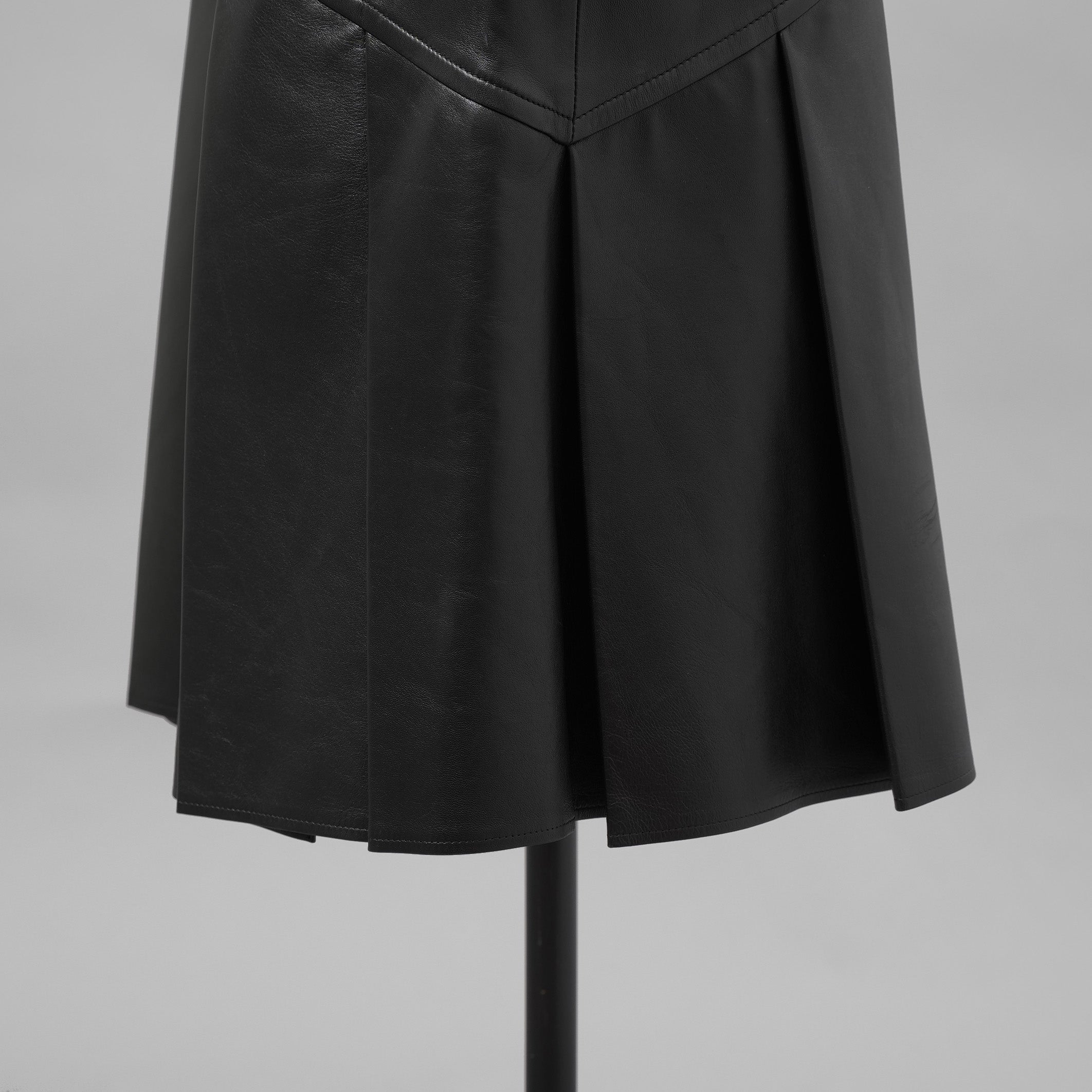 希少 LOUIS VUITTON ルイヴィトン / 美品 21AW ラムスキン アシンメトリー レザー プリーツ スカート / 1A91Y5 / size 38 (BLACK) レディース