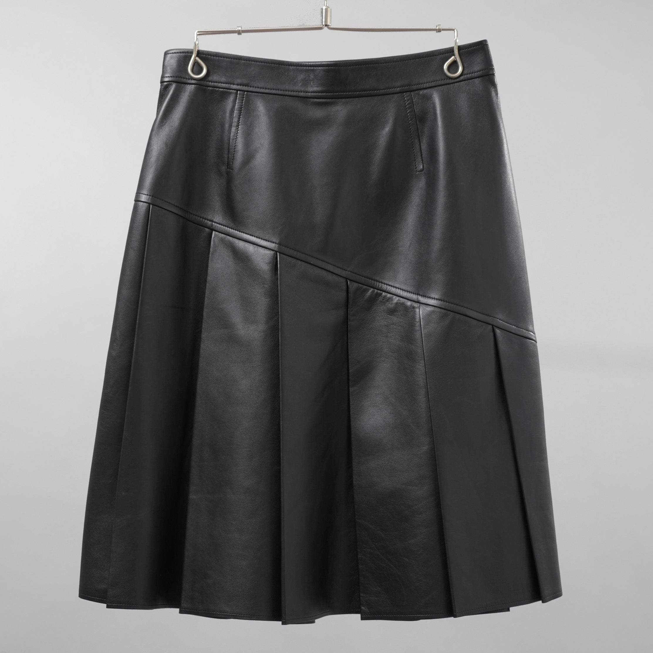 希少 LOUIS VUITTON ルイヴィトン / 美品 21AW ラムスキン アシンメトリー レザー プリーツ スカート / 1A91Y5 / size 38 (BLACK) レディース