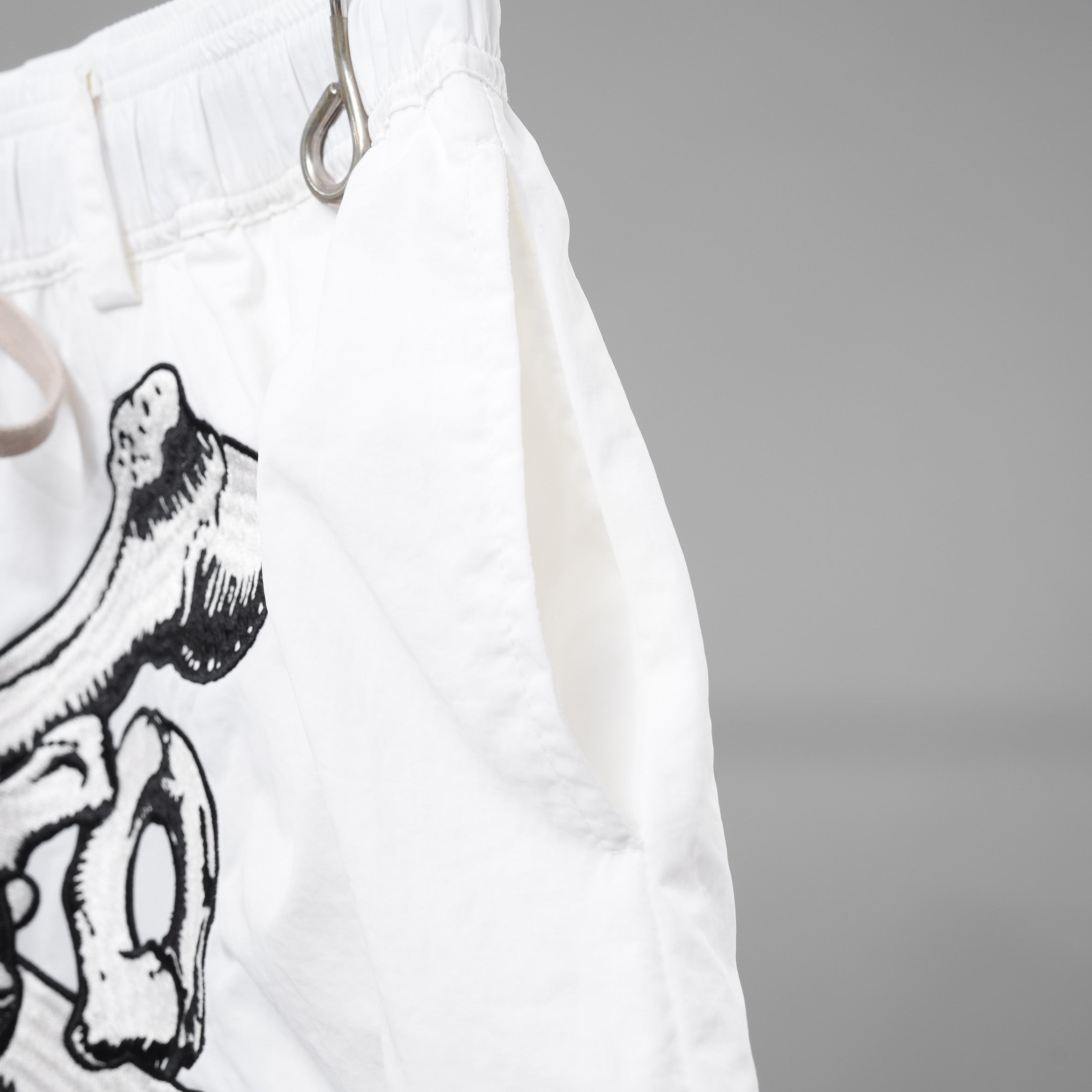 MAYO メイヨー× ROYAL FLASH / 美品 25SS 太田忍コラボ 別注ゲームショーツ Bones Embroidery Shorts パンツ / 25RMY-NYPT000 / size M (WHITE)