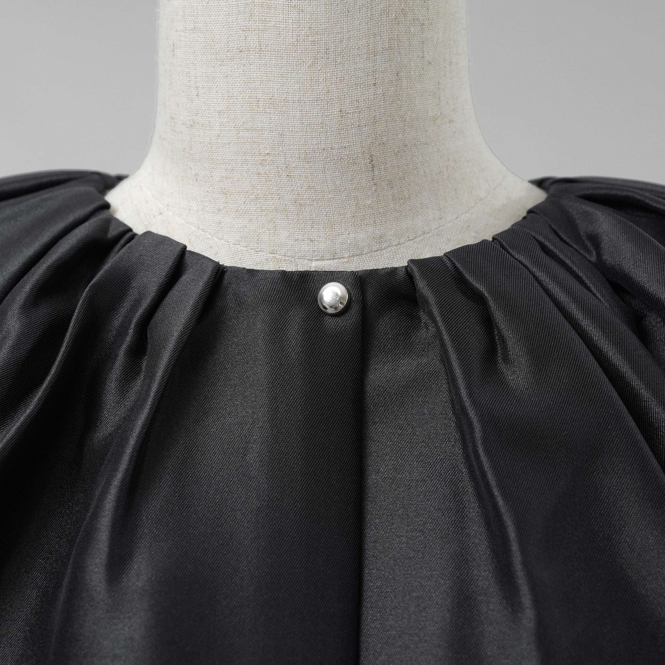 Cruciani クルチアーニ / 美品 21SS タフタ バルーンショートブルゾン ジャケット / CDM0901 / size 40 (BLACK) レディース