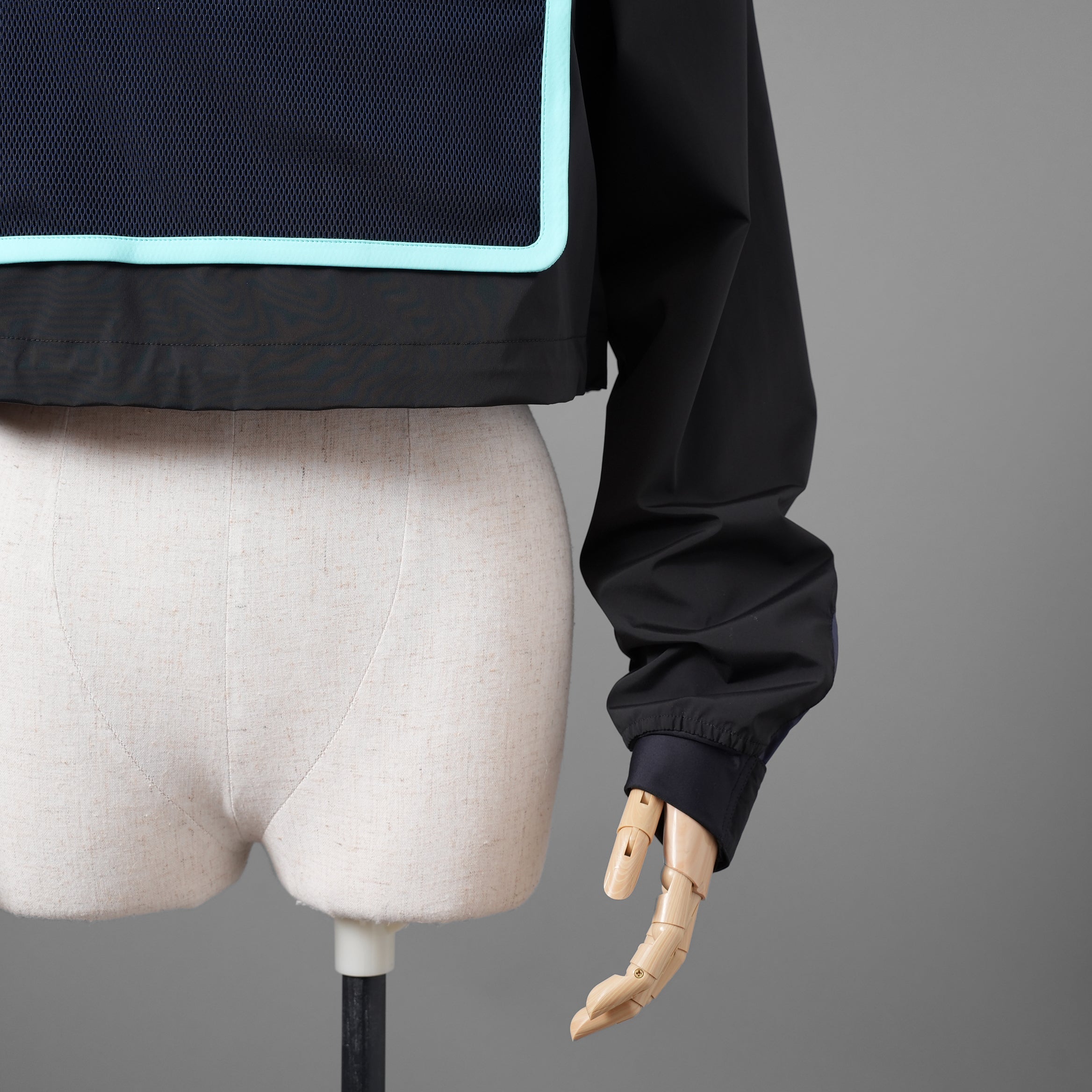 FENDIフェンディ / 2022 RESORT COLLECTION / クロップド丈 ナイロン ウィンドブレーカー / FAN108 AK80 / size M (BLACK) レディース