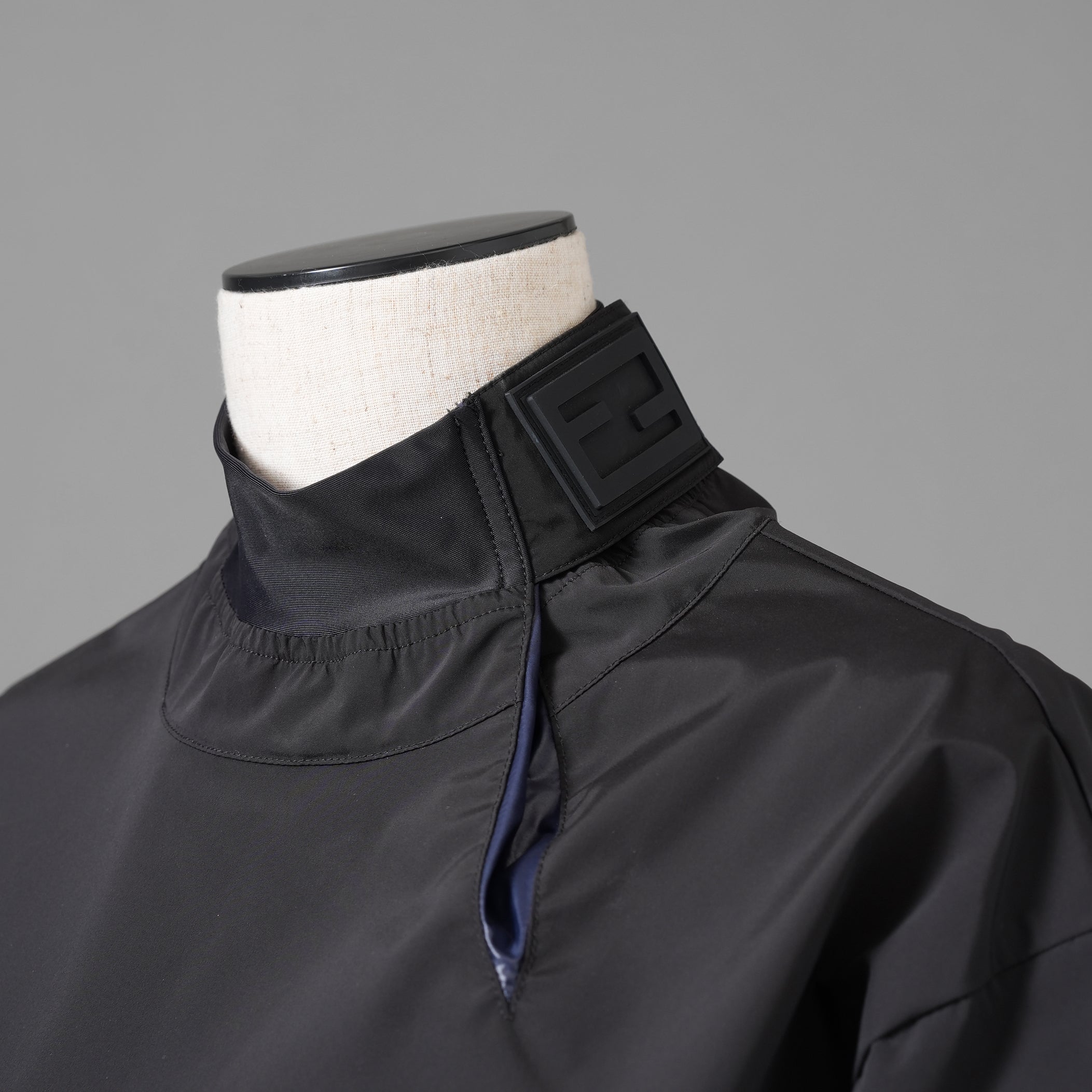 FENDIフェンディ / 2022 RESORT COLLECTION / クロップド丈 ナイロン ウィンドブレーカー / FAN108 AK80 / size M (BLACK) レディース