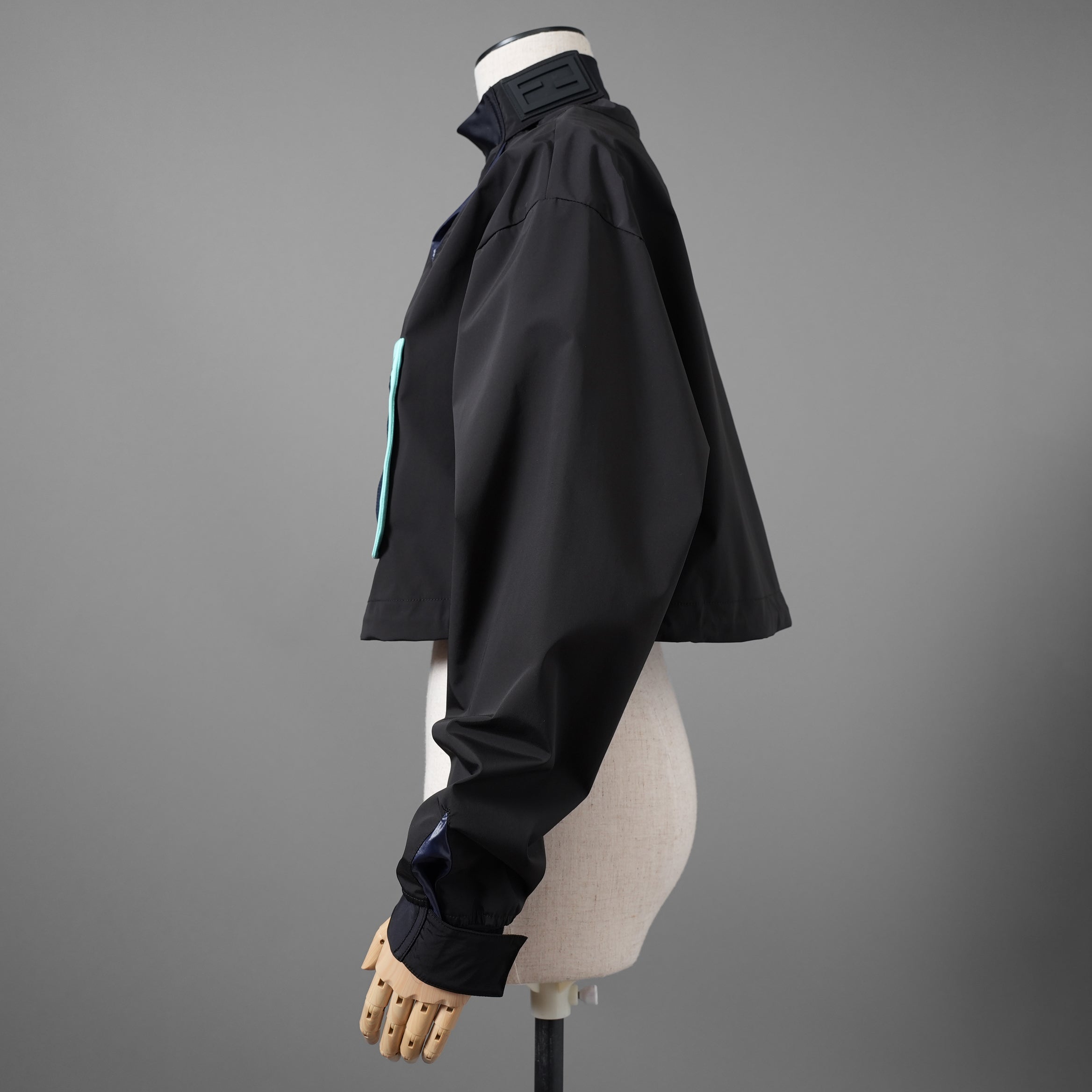 FENDIフェンディ / 2022 RESORT COLLECTION / クロップド丈 ナイロン ウィンドブレーカー / FAN108 AK80 / size M (BLACK) レディース