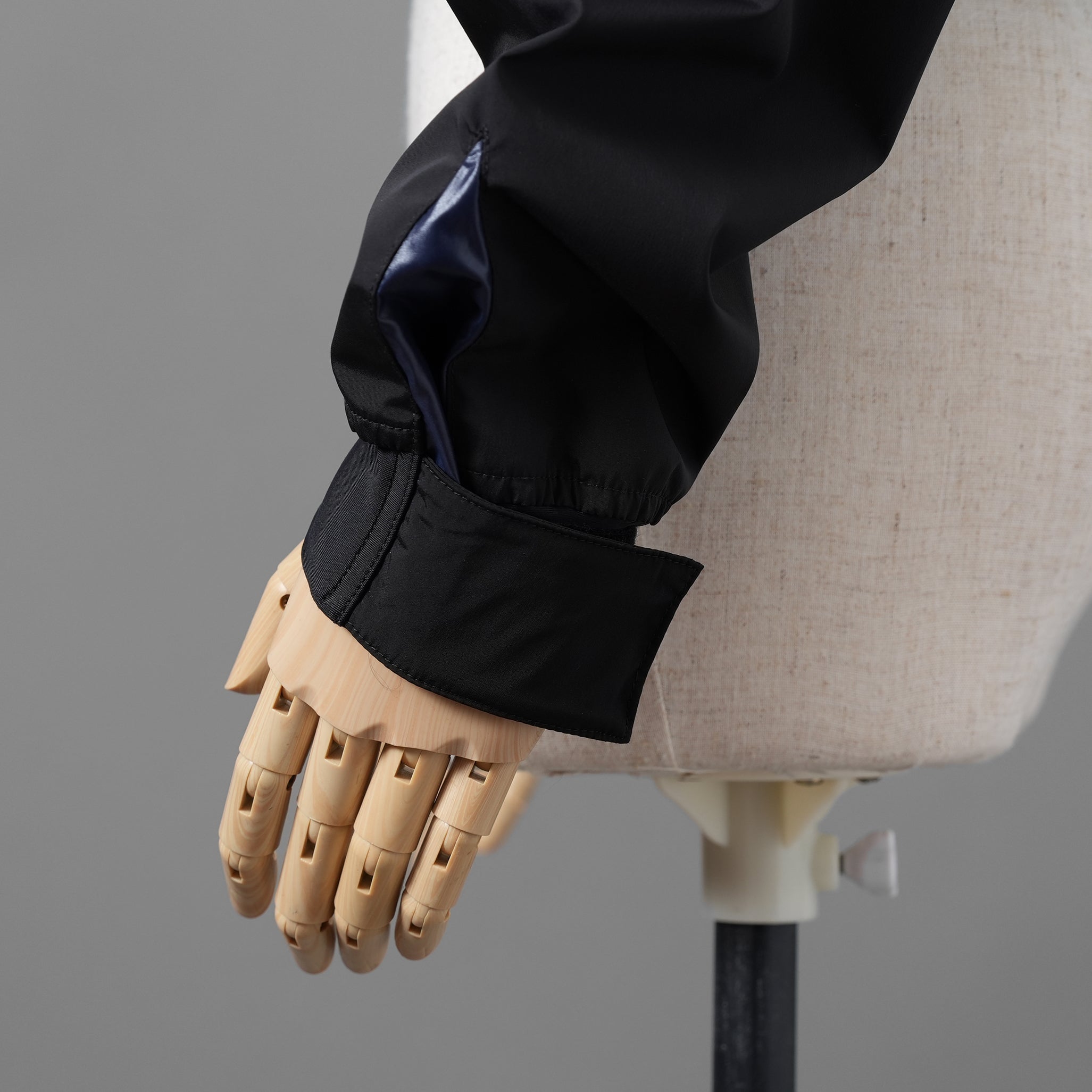 FENDIフェンディ / 2022 RESORT COLLECTION / クロップド丈 ナイロン ウィンドブレーカー / FAN108 AK80 / size M (BLACK) レディース