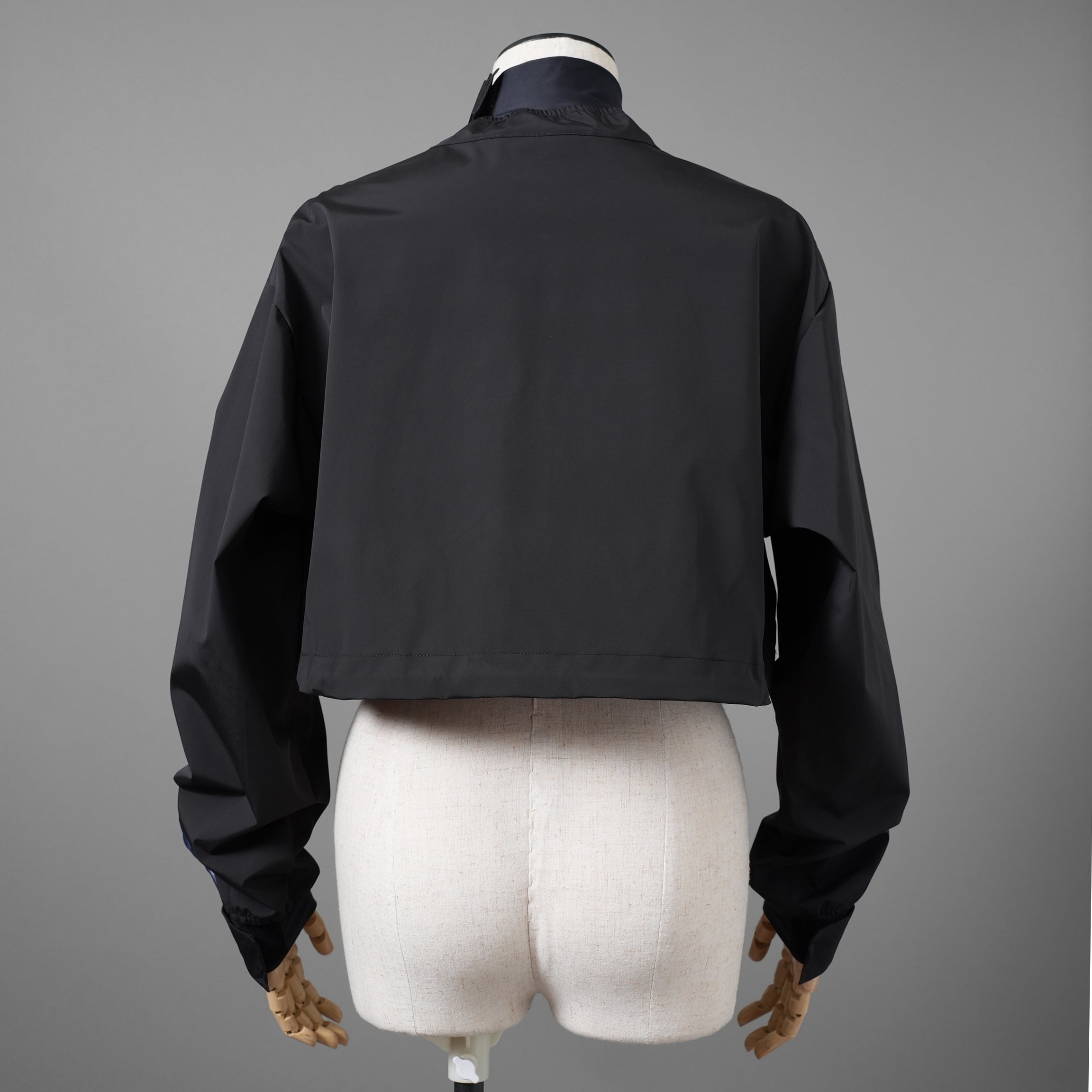 FENDIフェンディ / 2022 RESORT COLLECTION / クロップド丈 ナイロン ウィンドブレーカー / FAN108 AK80 / size M (BLACK) レディース