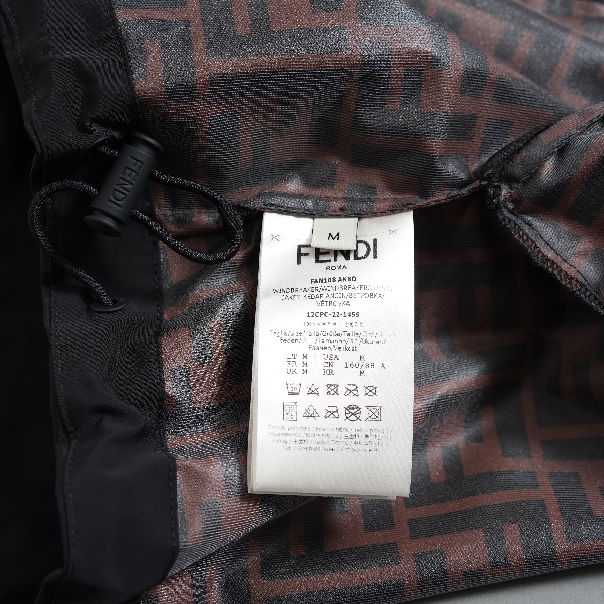 FENDIフェンディ / 2022 RESORT COLLECTION / クロップド丈 ナイロン ウィンドブレーカー / FAN108 AK80 / size M (BLACK) レディース