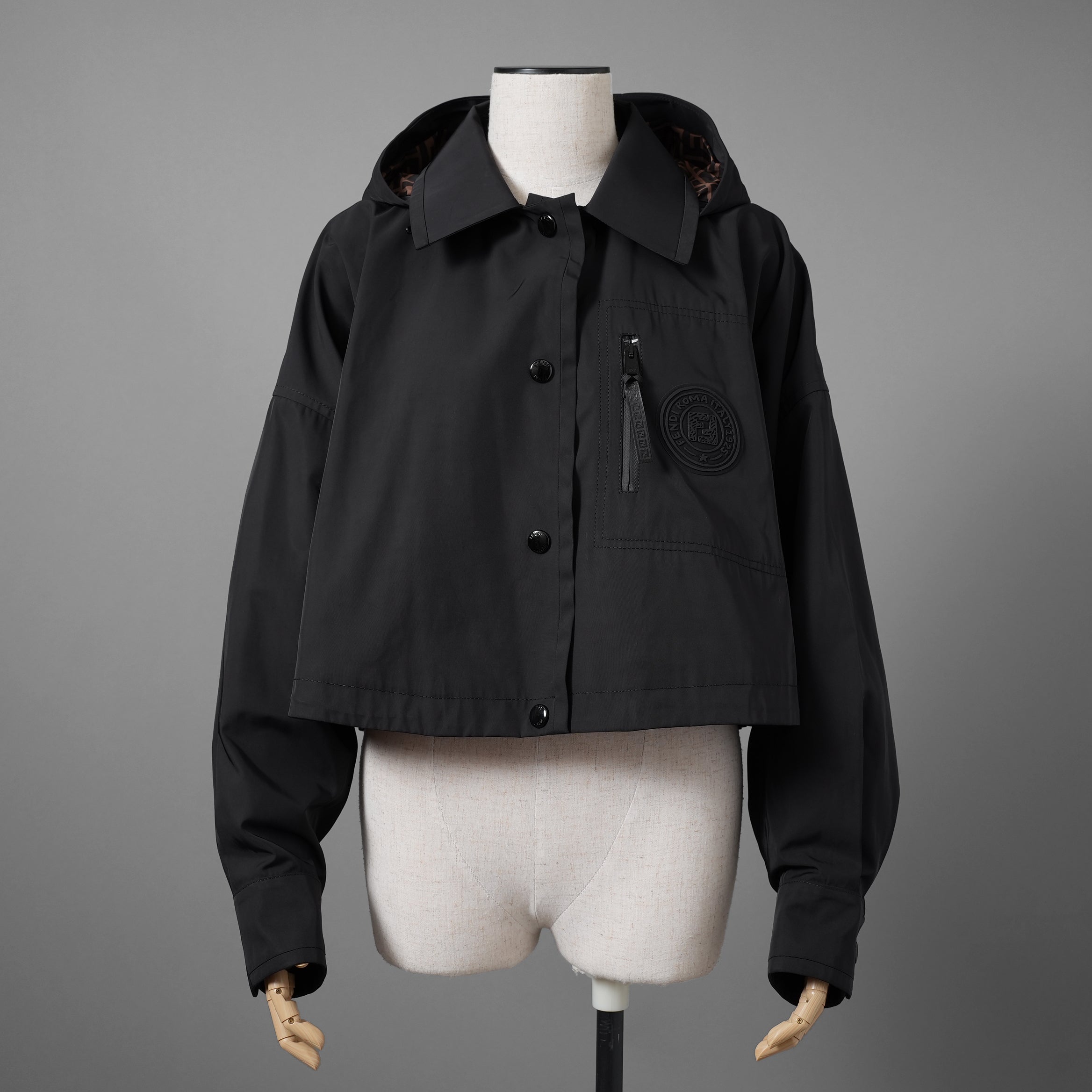FENDIフェンディ / 20AW クロップド丈 ナイロン ウィンドブレーカー / FAA490 ADHQ / size M (BLACK) レディース