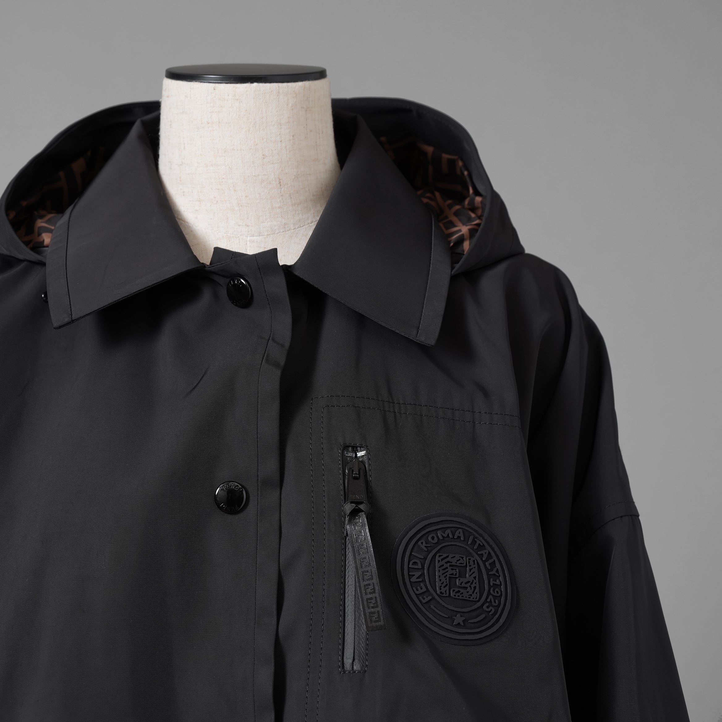 FENDIフェンディ / 20AW クロップド丈 ナイロン ウィンドブレーカー / FAA490 ADHQ / size M (BLACK) レディース