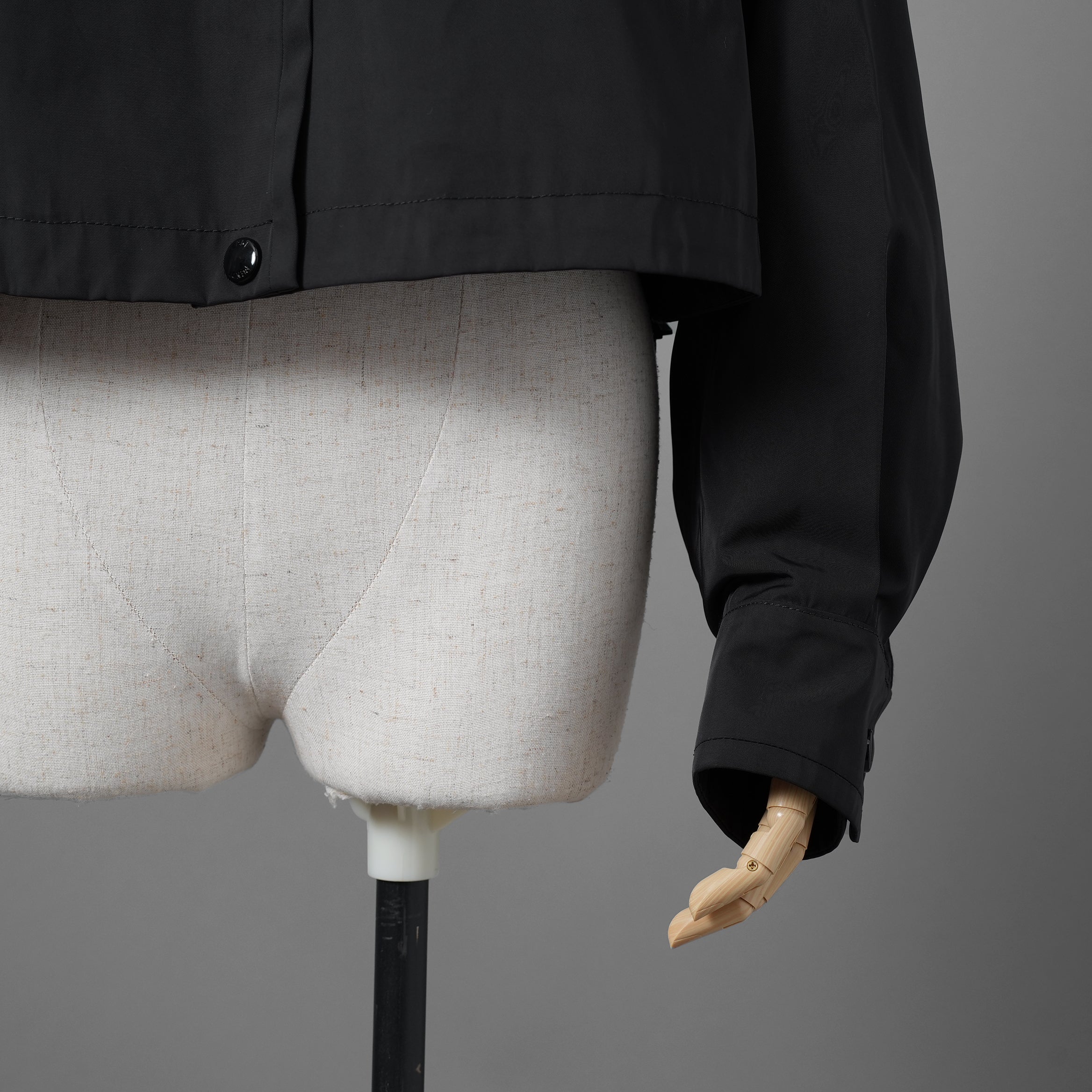 FENDIフェンディ / 20AW クロップド丈 ナイロン ウィンドブレーカー / FAA490 ADHQ / size M (BLACK) レディース