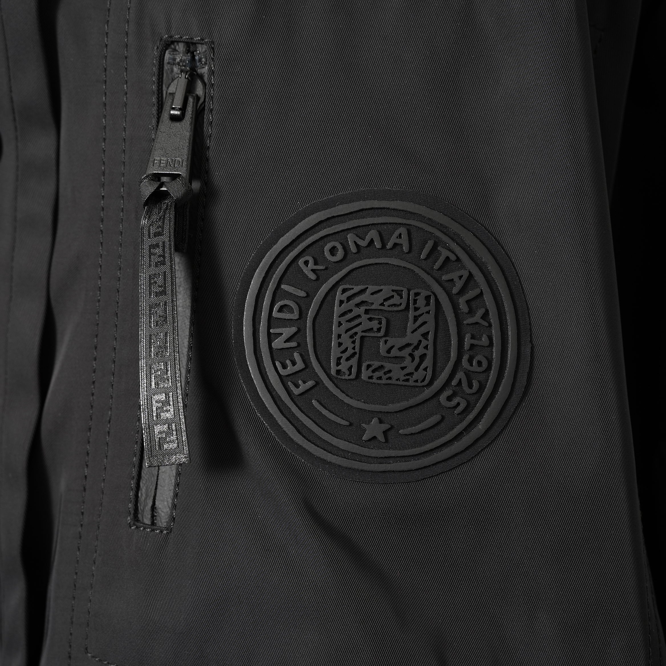 FENDIフェンディ / 20AW クロップド丈 ナイロン ウィンドブレーカー / FAA490 ADHQ / size M (BLACK) レディース